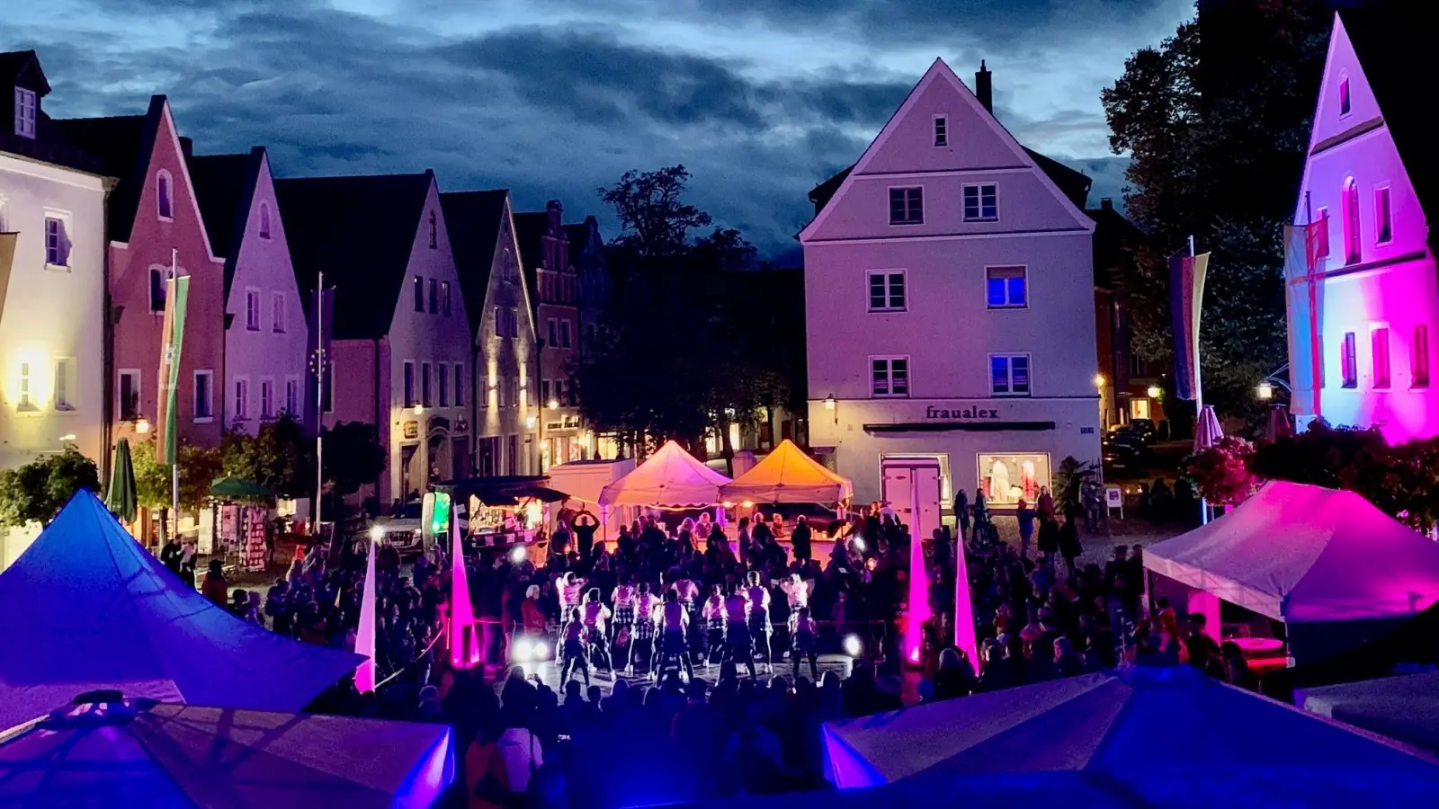 Am 30. Oktober lädt das Stadtmarketing Weiden wieder zur Veranstaltung „Kunstgenuss bis Mitternacht“. An 39 Stationen gibt es Kunstausstellungen, Konzerte, Tanz und Workshops.  (Archivbild: Gabi Schönberger)