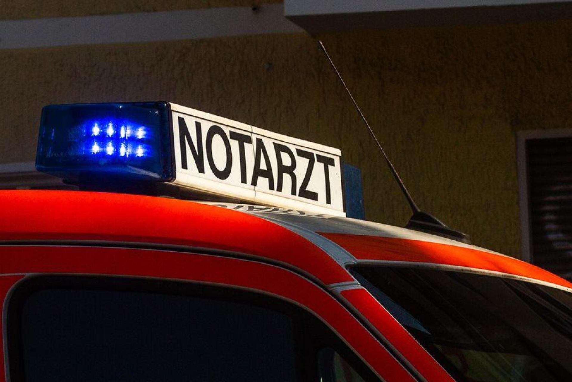 Ein Notarzt hat den Rettungswagen auf dem Weg ins Krankenhaus begleitet. (Symbolbild) (Bild: Fernando Gutierrez-Juarez/dpa)