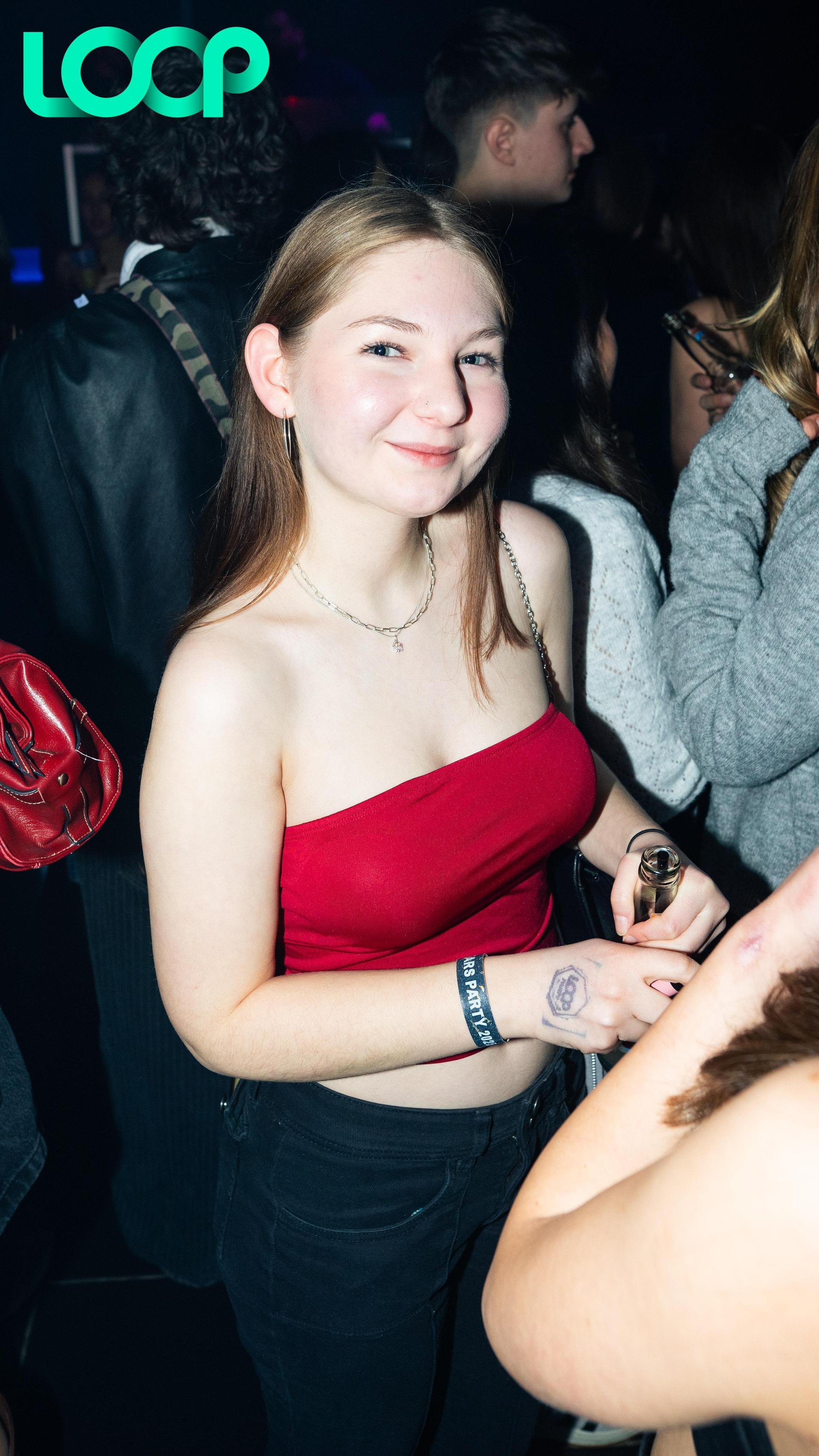 „Dark Glamour New Years Party”: Das war das Motto bei der Party am Freitag im Loop Weiden. (Bild: Hannes Stock)