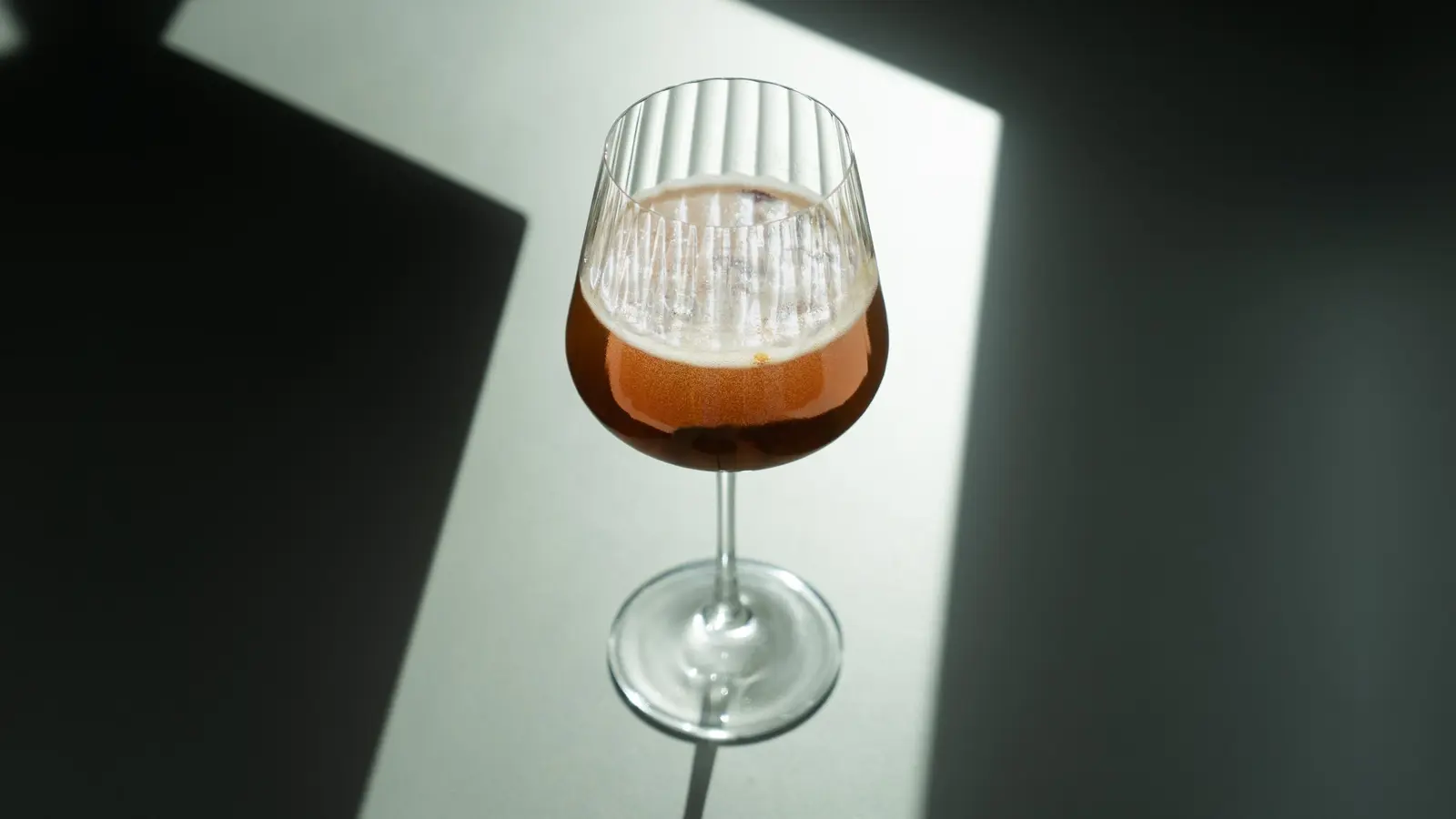 Wie eine Mischung aus Glühwein und Zwetschgenkuchen: Der Zwetschgen-Spritz. (Bild: knz)