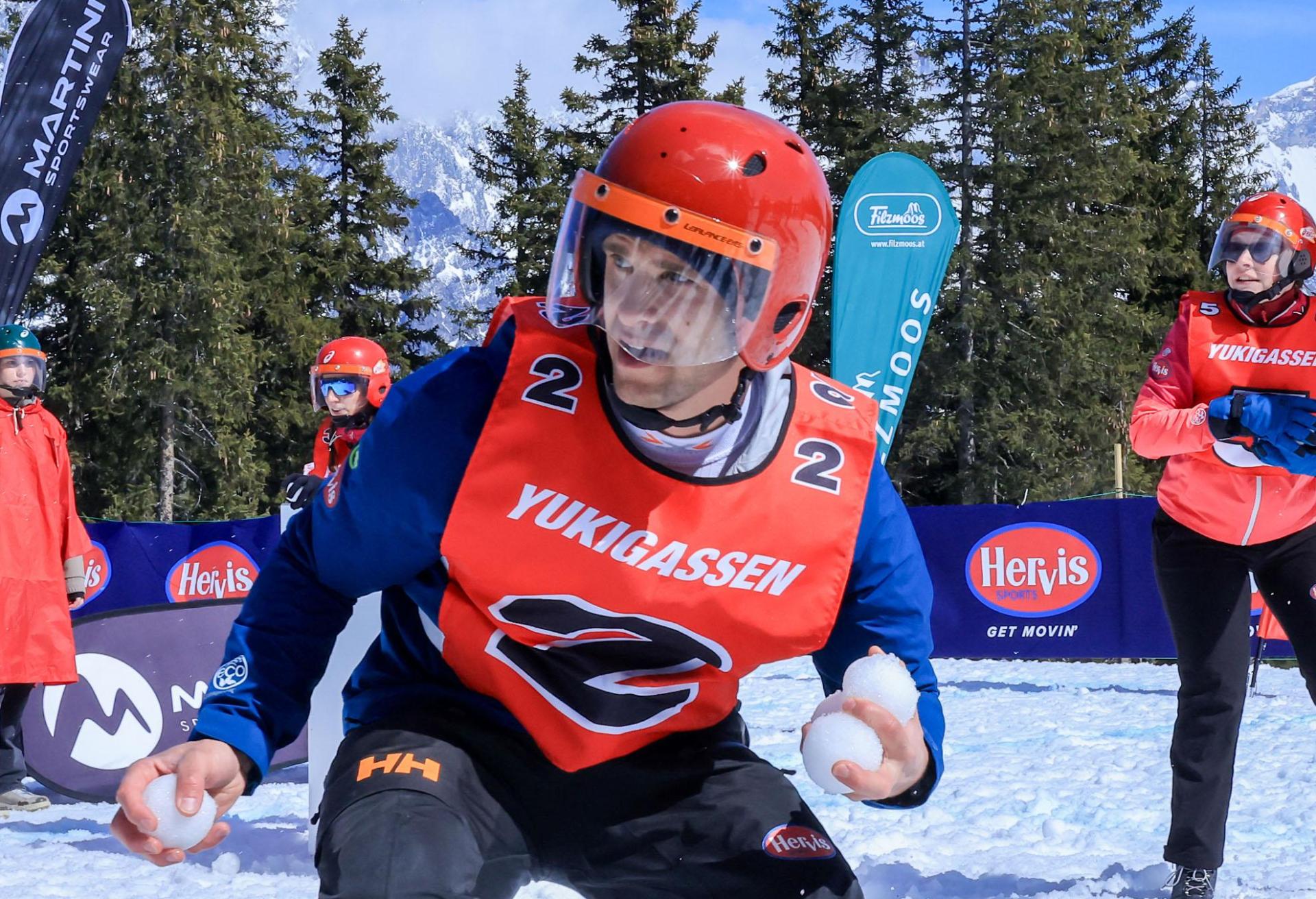 Yukigassen, japanisch für ‚Schneeschlacht‘, stammt aus Japan und ist eine sportliche Schneeballschlacht mit klaren Regeln und Strukturen zwischen zwei Mannschaften. (Bild: Filzmoos Tourismus/Michael Simonlehner)
