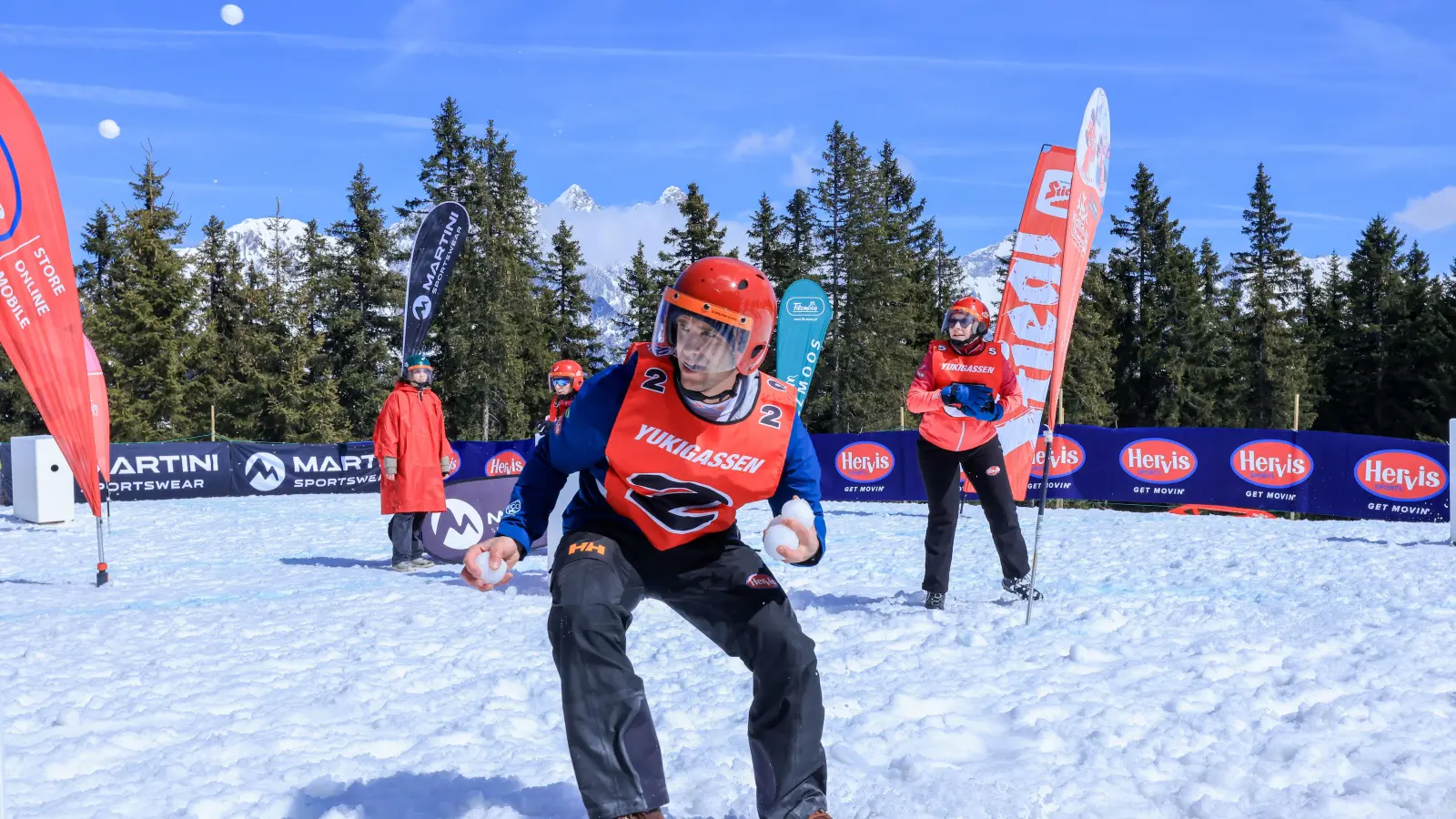 Yukigassen, japanisch für ‚Schneeschlacht‘, stammt aus Japan und ist eine sportliche Schneeballschlacht mit klaren Regeln und Strukturen zwischen zwei Mannschaften. (Bild: Filzmoos Tourismus/Michael Simonlehner)