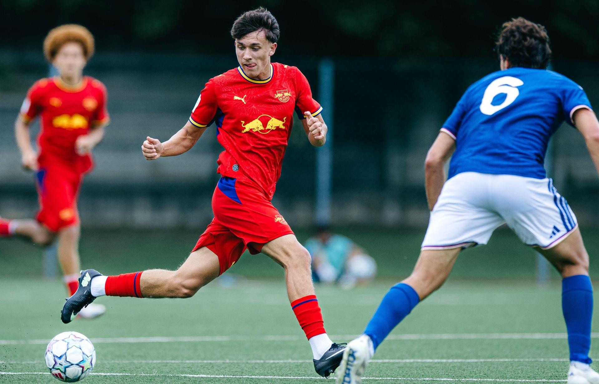 Leipzigs Toni Langsteiner (Mitte) zuletzt bei seinem Comeback nach Verletzungspause im Spiel der Youth-League bei Como 1907. (Bild: RB Leipzig)