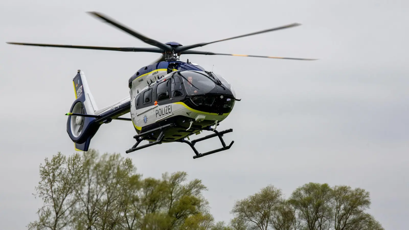 Bei der Fahndung der Polizei kam auch ein Hubschrauber zum Einsatz. (Symbolbild: Stefan Puchner/dpa)