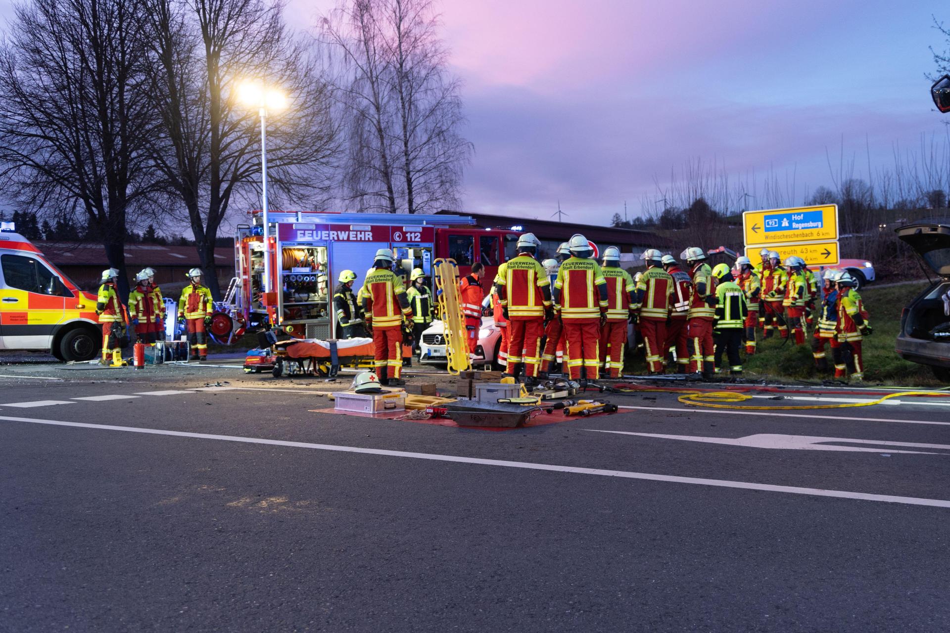 Am Donnerstagmorgen kam es bei Burggrub zu einem schweren Verkehrsunfall. (Bild: Roland Wellenhoefer)