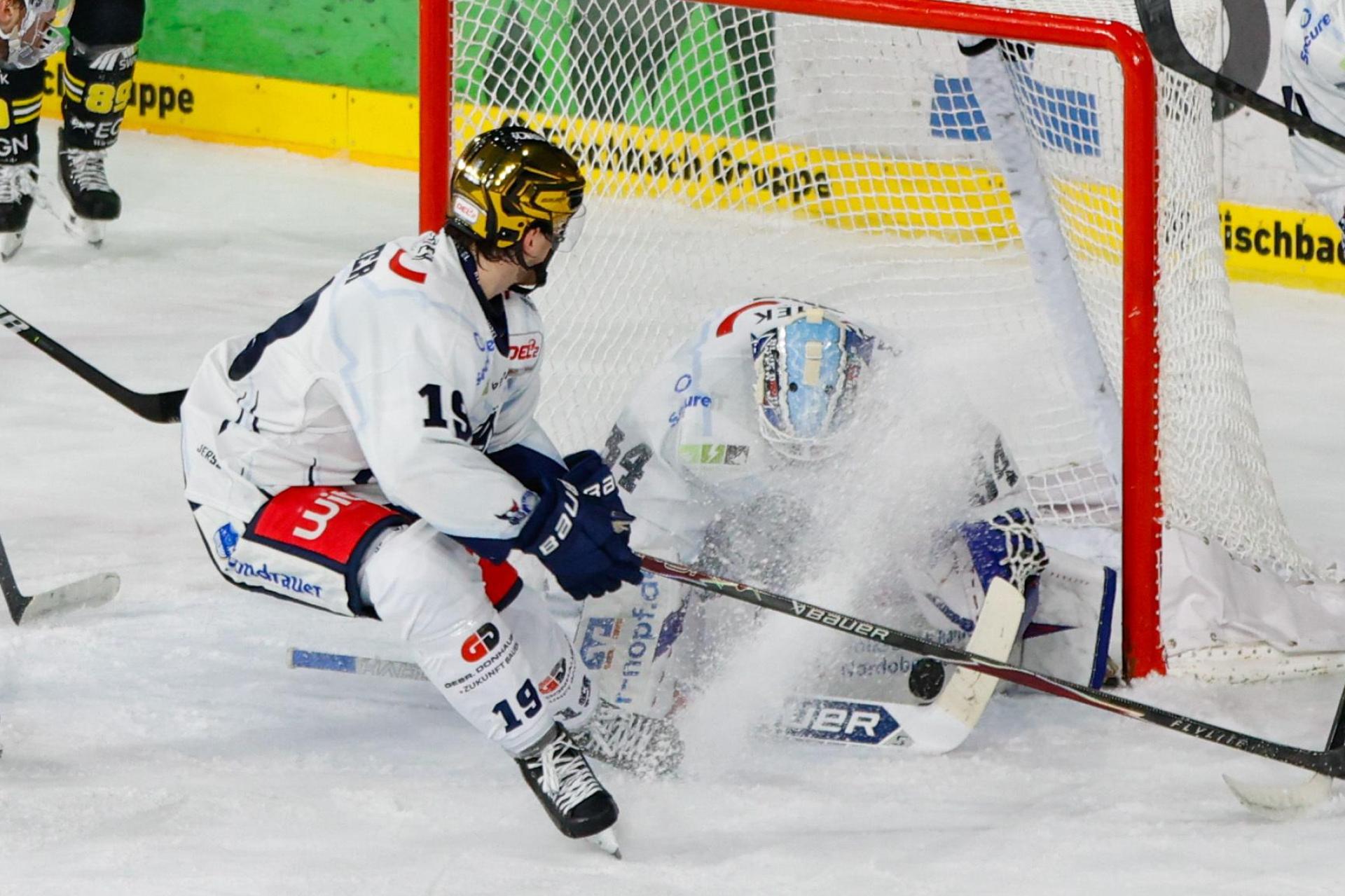 Michael McNiven hielt im Weidener Kasten und erhielt in dieser Szene Unterstützung von Fabian Voit, Alex-Olivier Voyer und Luis Marusch. (Bild: samla.de)
