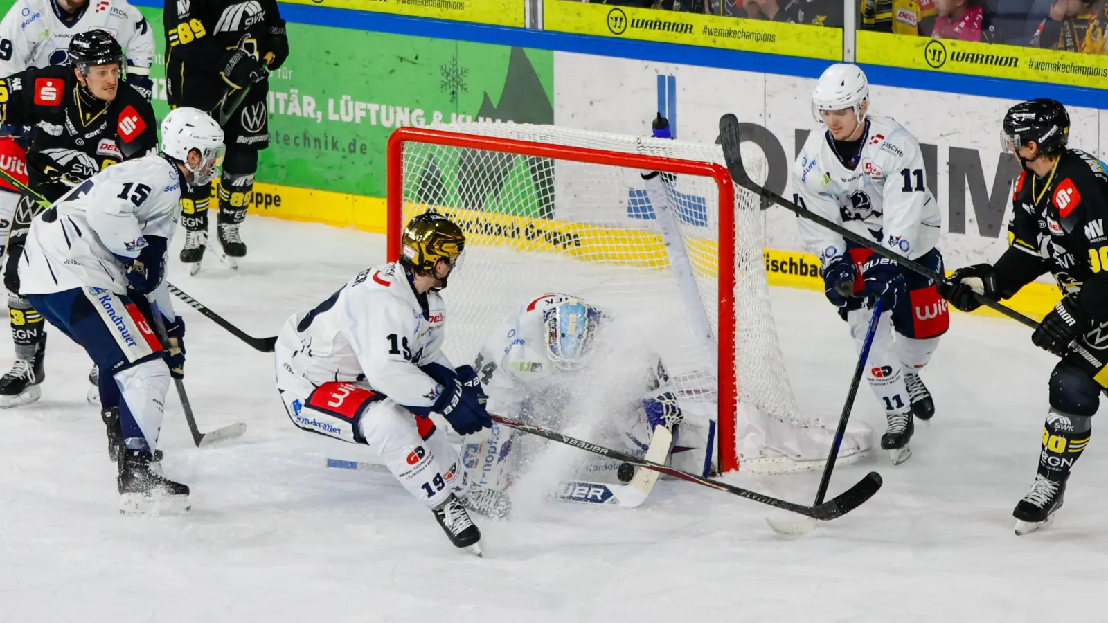 Michael McNiven hielt im Weidener Kasten und erhielt in dieser Szene Unterstützung von Fabian Voit, Alex-Olivier Voyer und Luis Marusch. (Bild: samla.de)