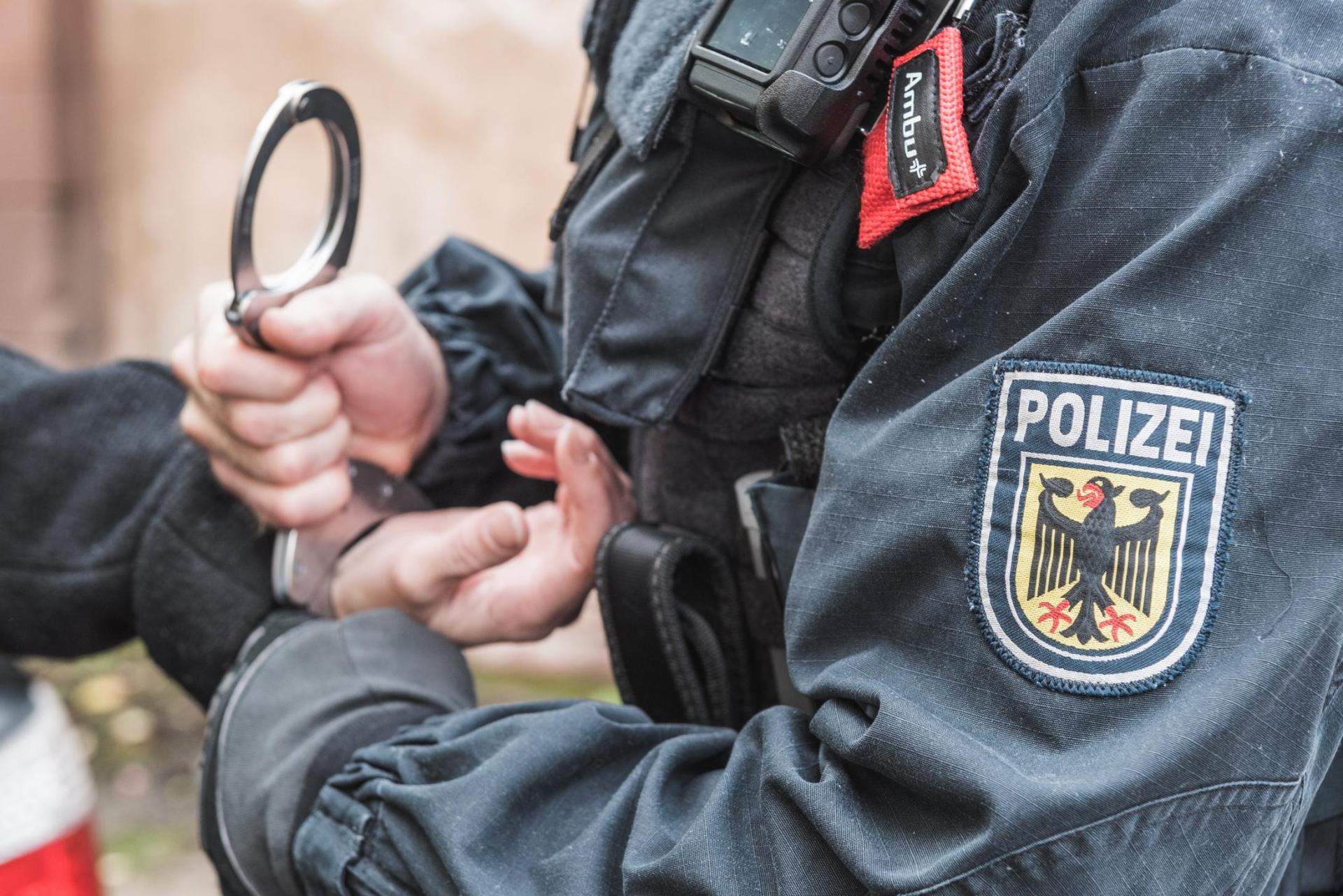 Die Bundespolizei Waidhaus hat am Wochenende bei Grenzkontrollen fünf Haftbefehle vollstreckt. (Symbolbild: Symbolbild:)