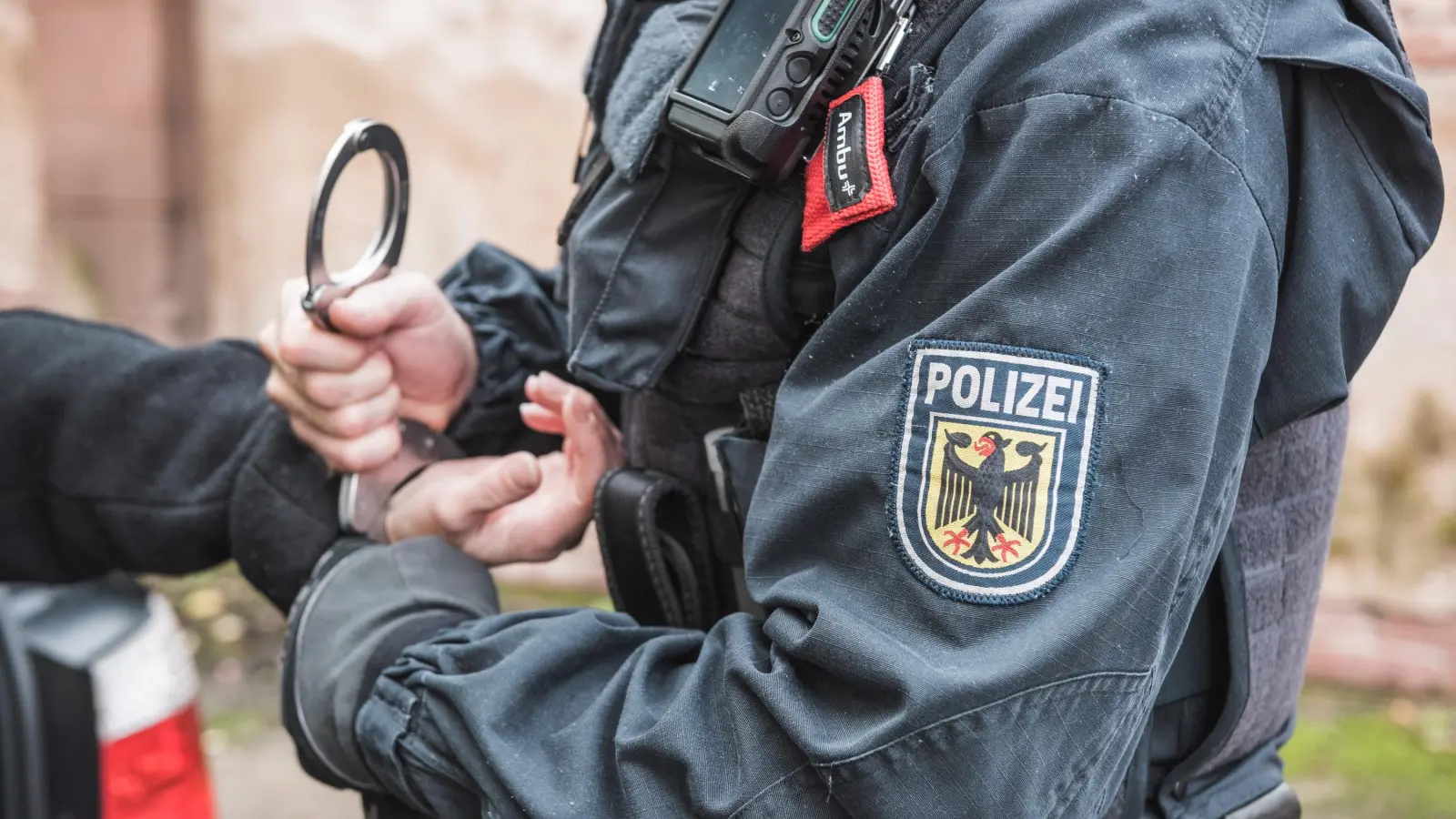 Die Bundespolizei Waidhaus nimmt auf der A 6 einen international gesuchten Straftäter fest. (Symbolbild: Bundespolizei)