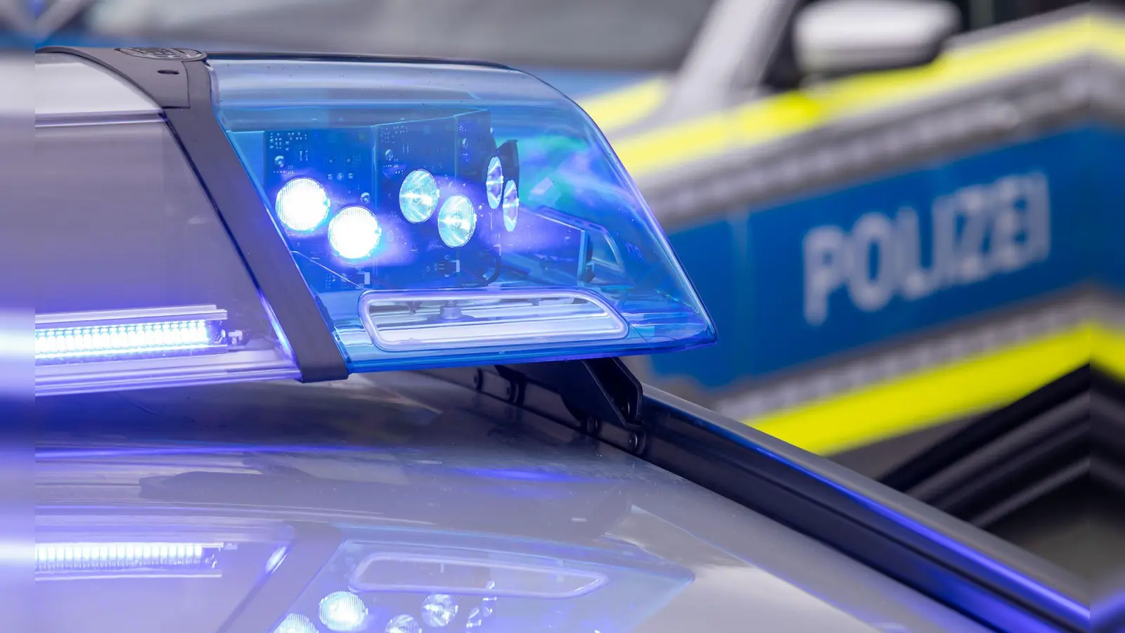 Polizeikräfte schauen sich derzeit in dem Gebäude um, in dem sich eine Grund- und eine Mittelschule befinden. (Symbolbild: Daniel Karmann/dpa)