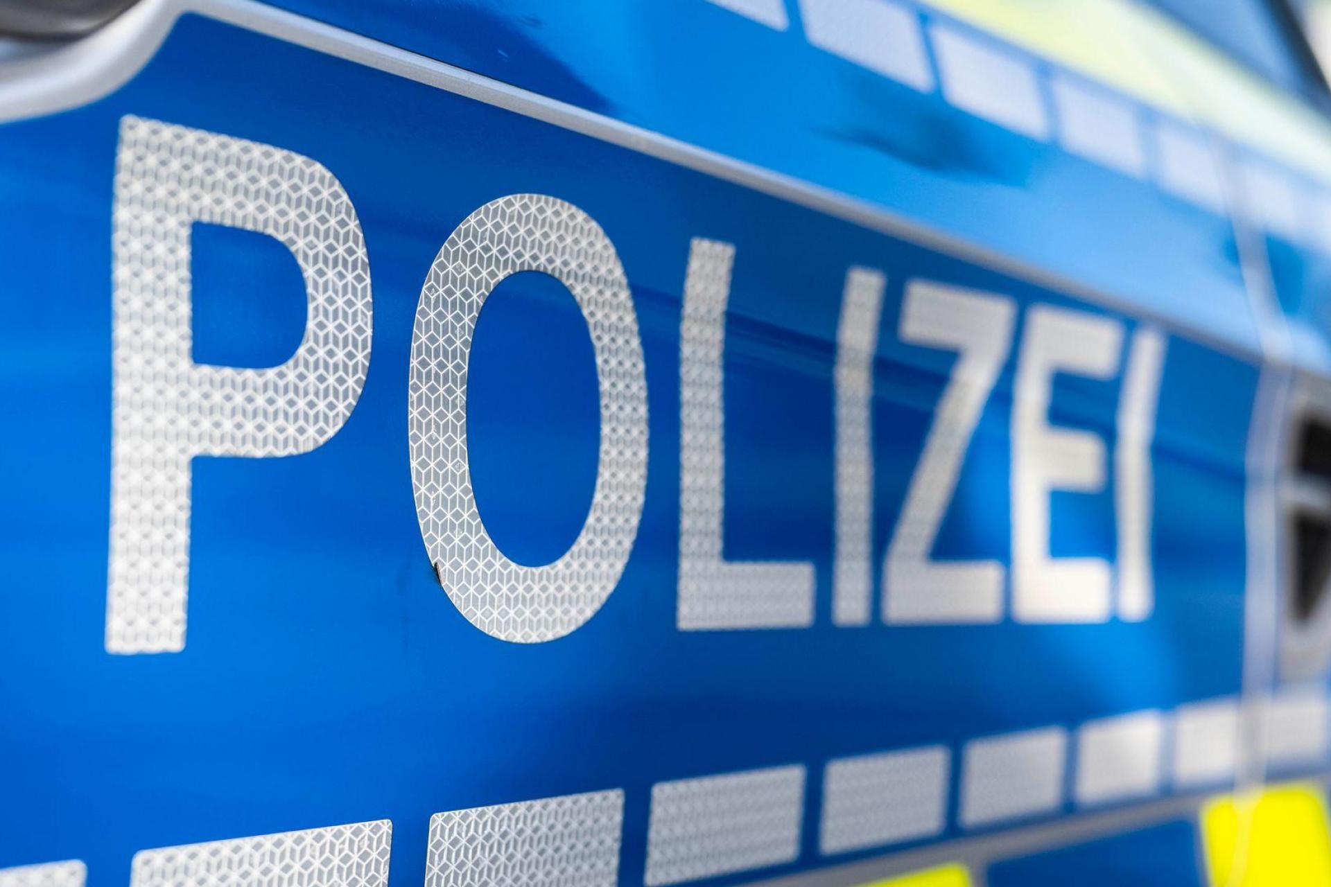 Für die Rettung des verletzten Hundes sperrte die Polizei die Strecke kurzzeitig komplett. (Symbolbild) (Bild: David Inderlied/dpa)