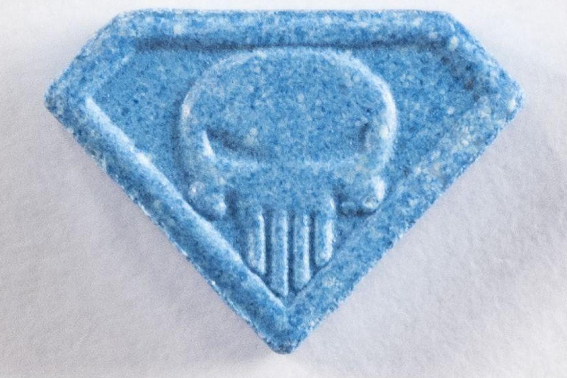 Bei einem 19-Jährigen auf dem Altstadtfest in Kulmbach wurde unter anderem die Ecstasy-Pille „Blue Punisher” gefunden. (Symbolbild: Ennio Leanza/Keystone/dpa)