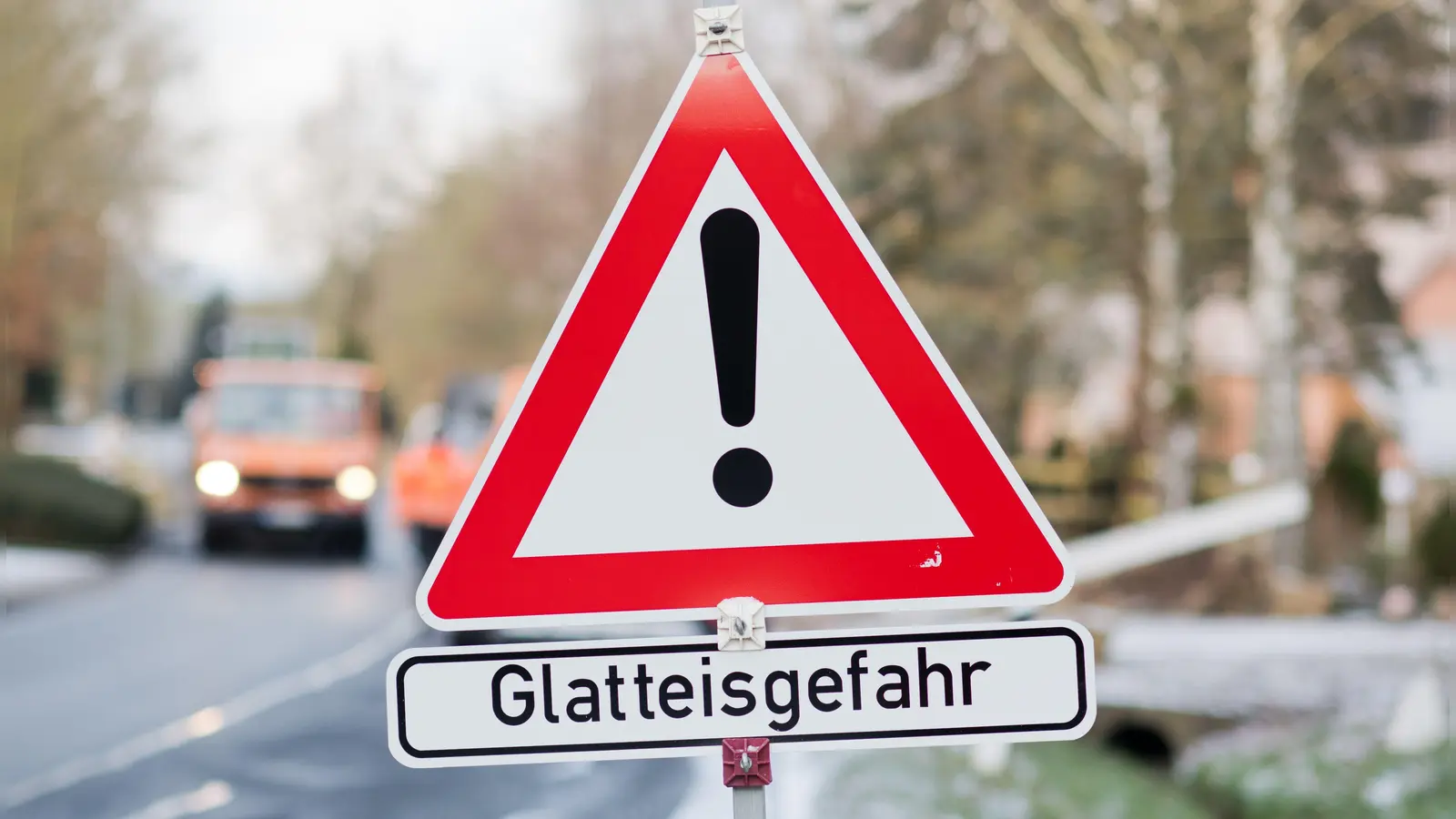 Der Deutsche Wetterdienst warnt vor Glätte. (Symbolbild: Julian Stratenschulte/dpa)