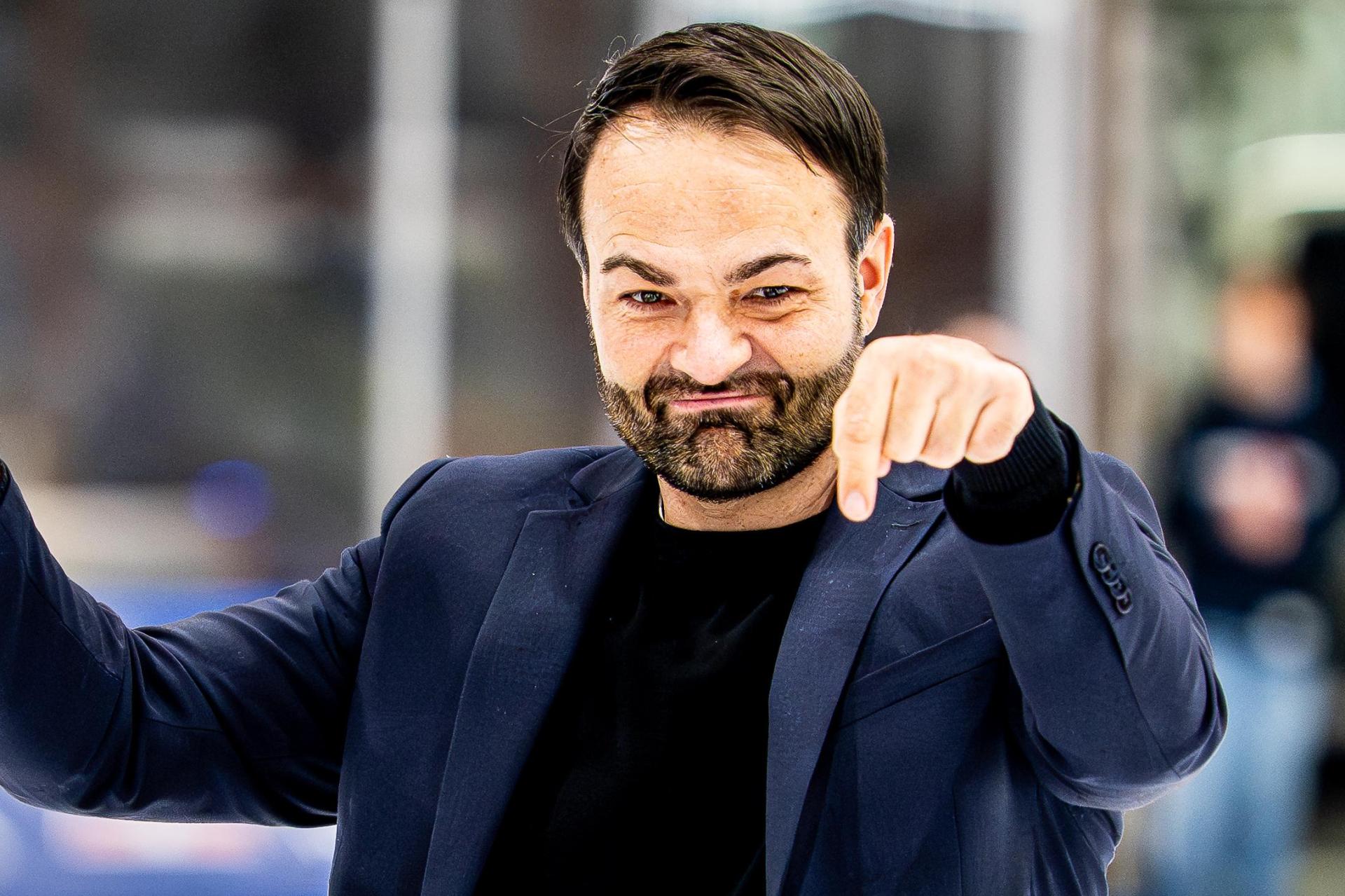 In einer Sonderfolge des „Powerplay”-Podcasts geht es um die Freistellung von Cheftrainer Sebastian Buchwieser.  (Archivbild: Werner Moller)