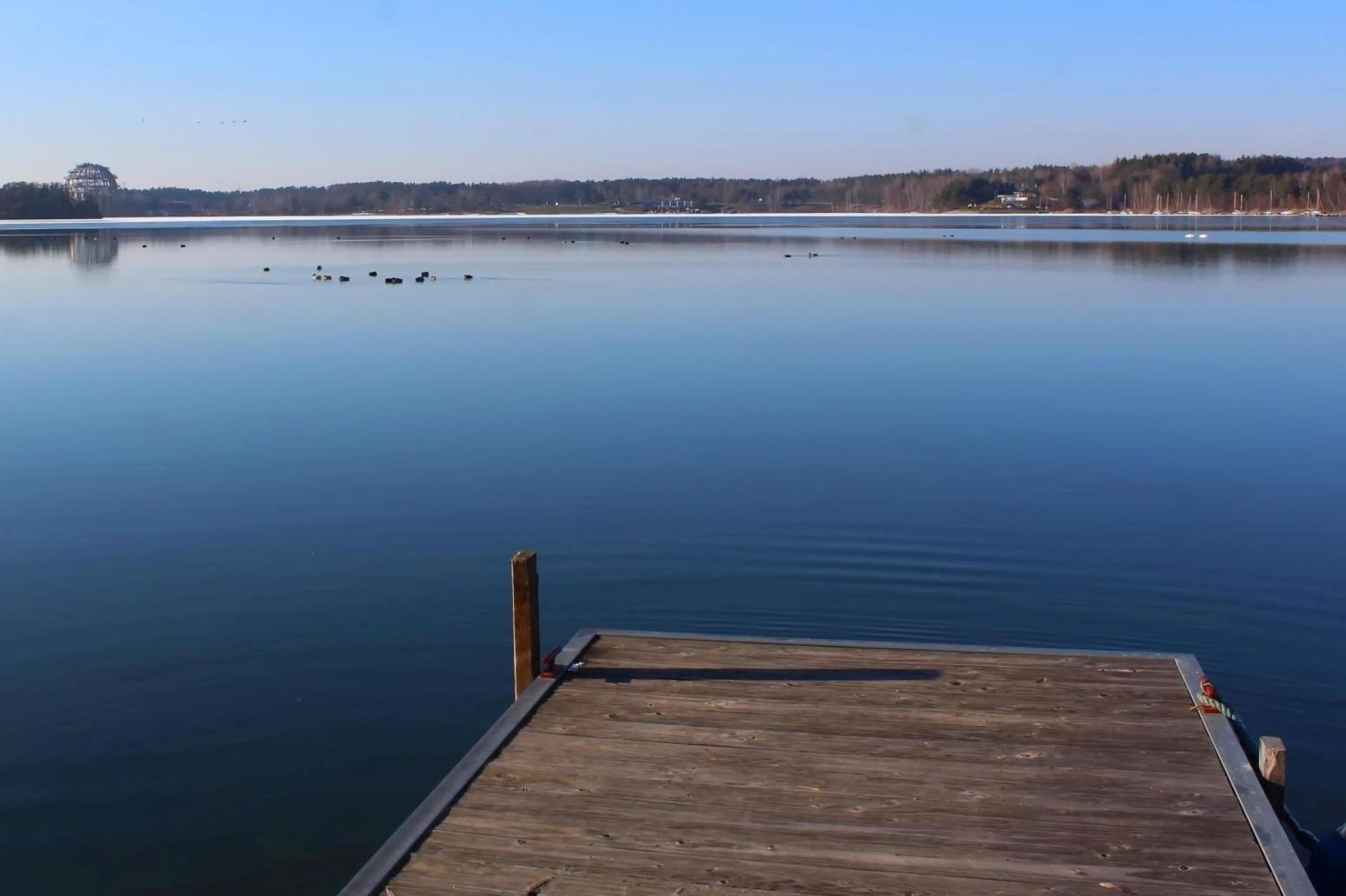 Ein Mann wurde am Steinberger See beim Onanieren beobachtet. Die Polizei sucht Zeugen. (Archivbild: Evi Wagner)