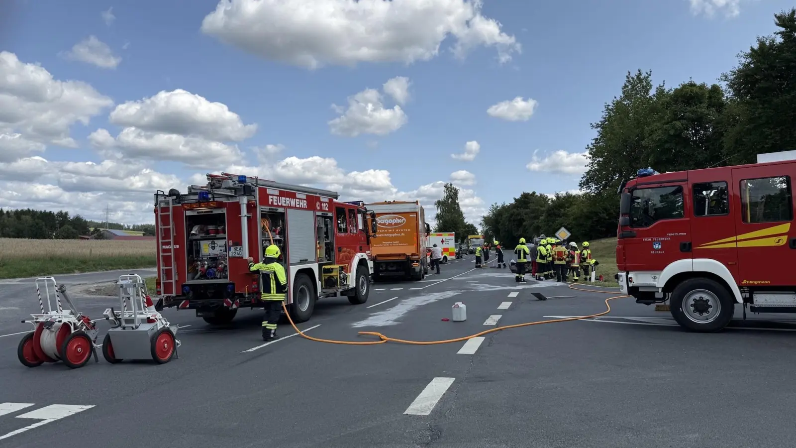 Bei Neuhaus stießen am Mittwochnachmittag ein Auto und ein Lastwagen zusammen.  (Bild: rw)