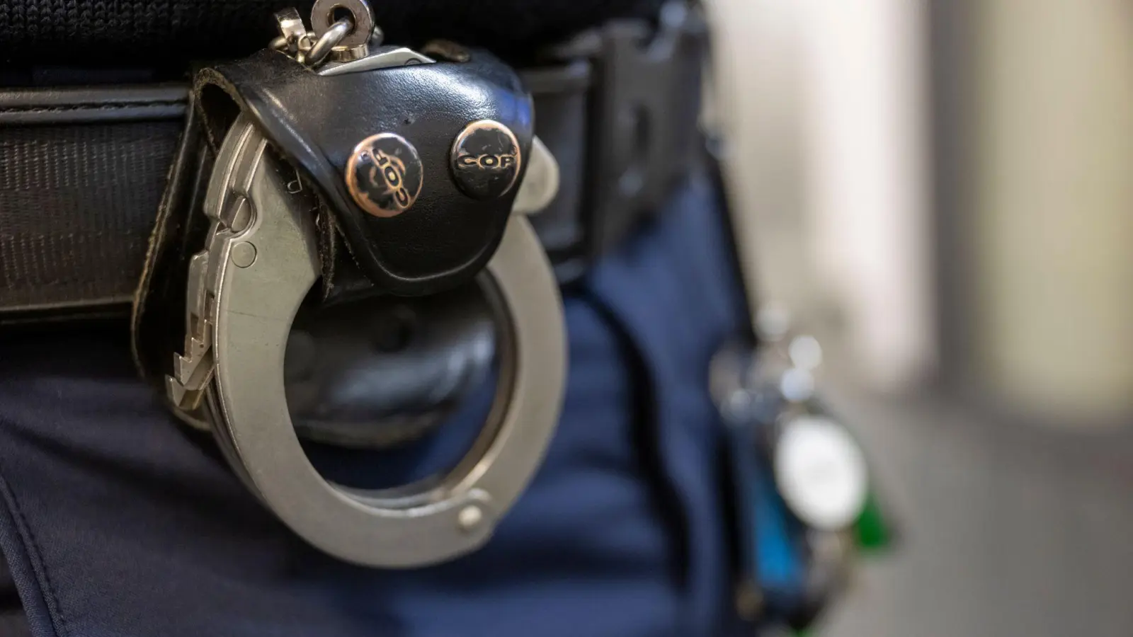 Der 26-Jährige sitzt laut Polizei inzwischen in Untersuchungshaft. (Symbolbild: Peter Kneffel/dpa)