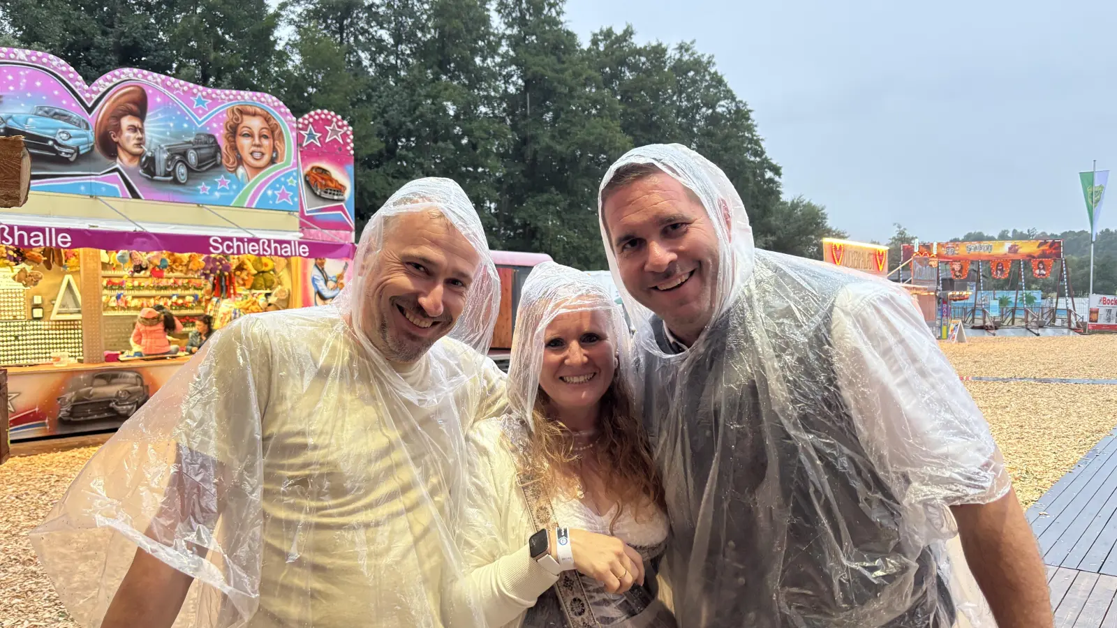 Besucher tragen Ponchos, um sich beim Anstehen vor dem Regen zu schützen. (Bild: mcl)