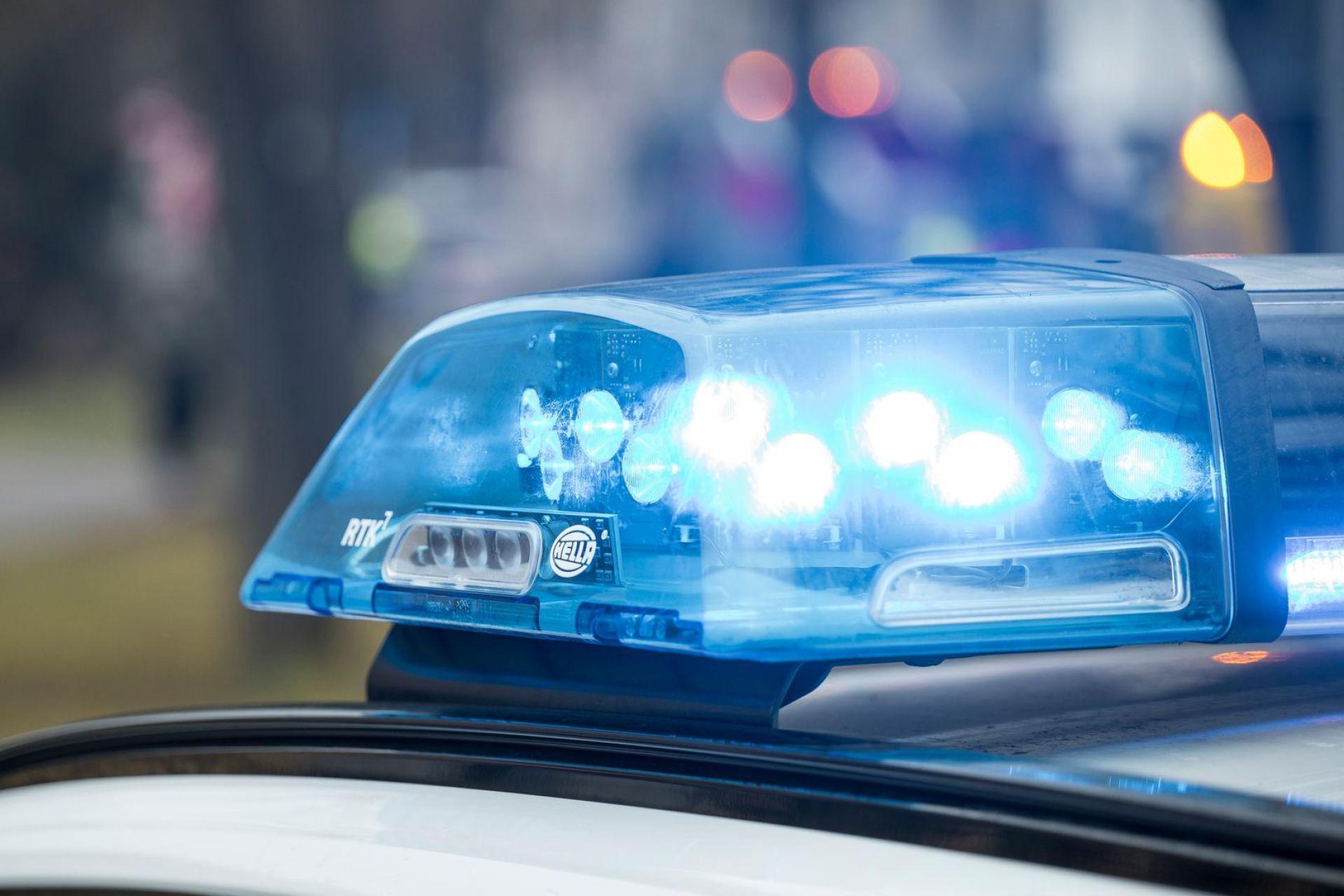 Die Polizei sperrte das Gelände um den Fundort ab.  (Symbolbild: Daniel Vogl/dpa)