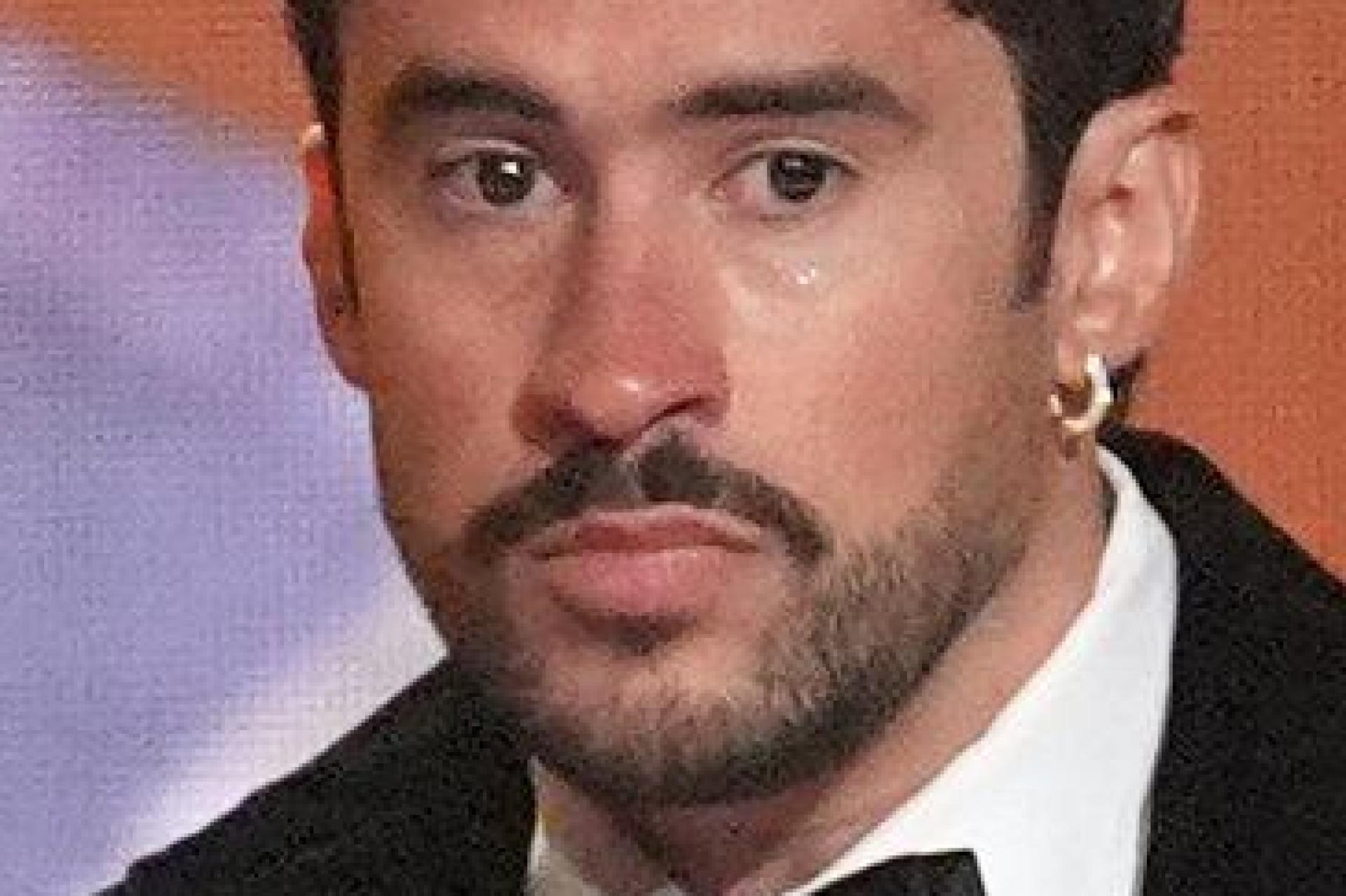 Bad Bunny nimmt den Preis für das Album des Jahres entgegen. (Bild: Chris Pizzello/Invision/AP/dpa)