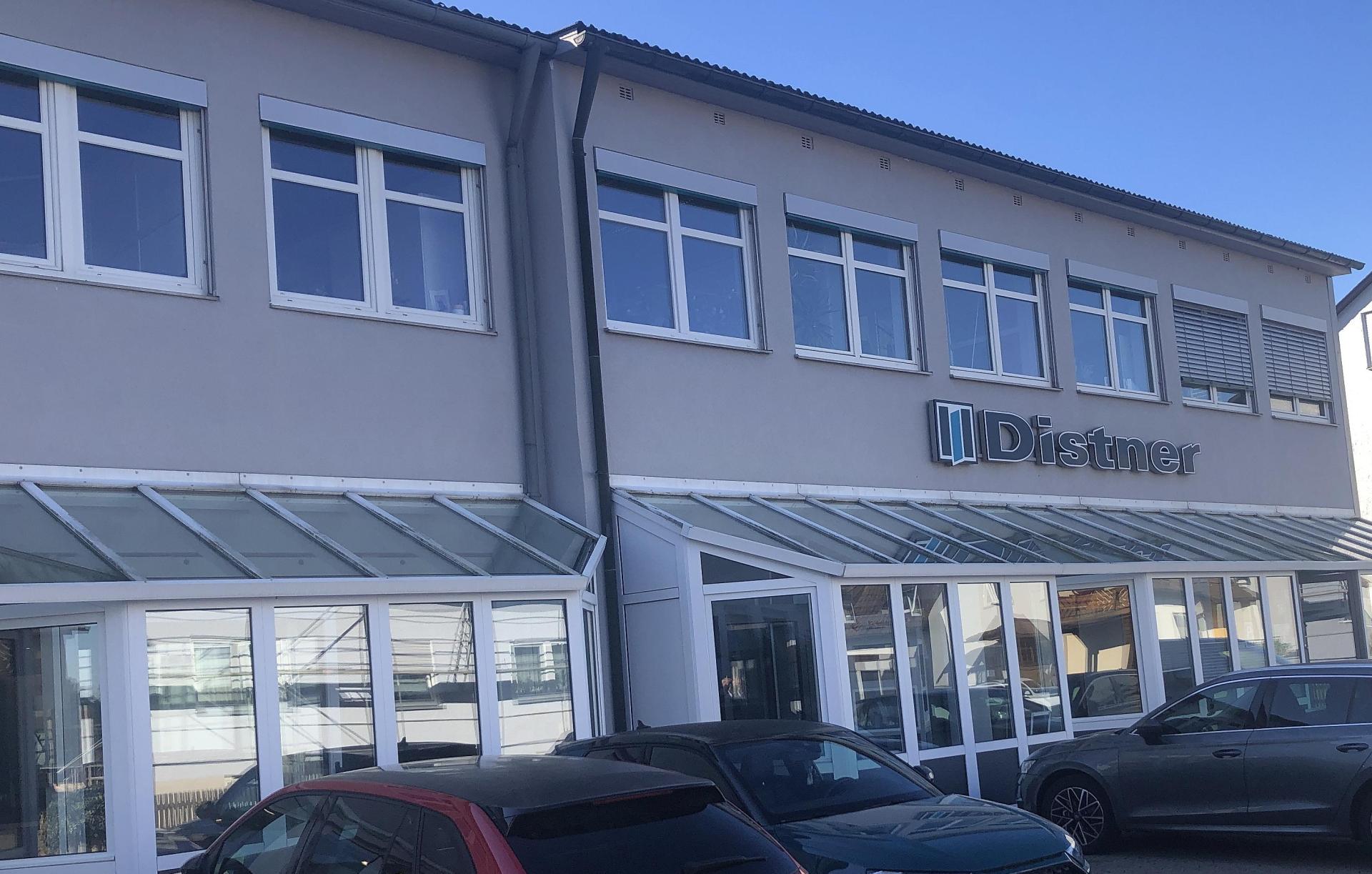 Gründungsort und Stammsitz des Unternehmens Distner Fenster &amp; Türen ist die Brunnenstraße im Wiesauer Gemeindeteil Fichtenschacht. (Bild: Werner Robl)
