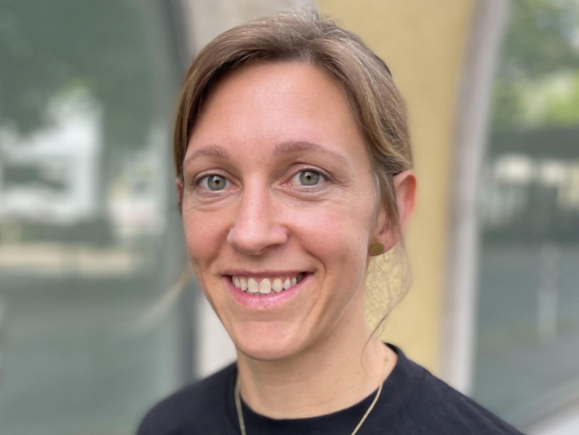 Stefanie Quandt bringt neues Leben in die ehemalige Allee-Apotheke. Mit „Reconnect“ schafft sie einen Raum für alles rund um Bewegung und Gesundheit. (Bild: Paulina Schmidt)
