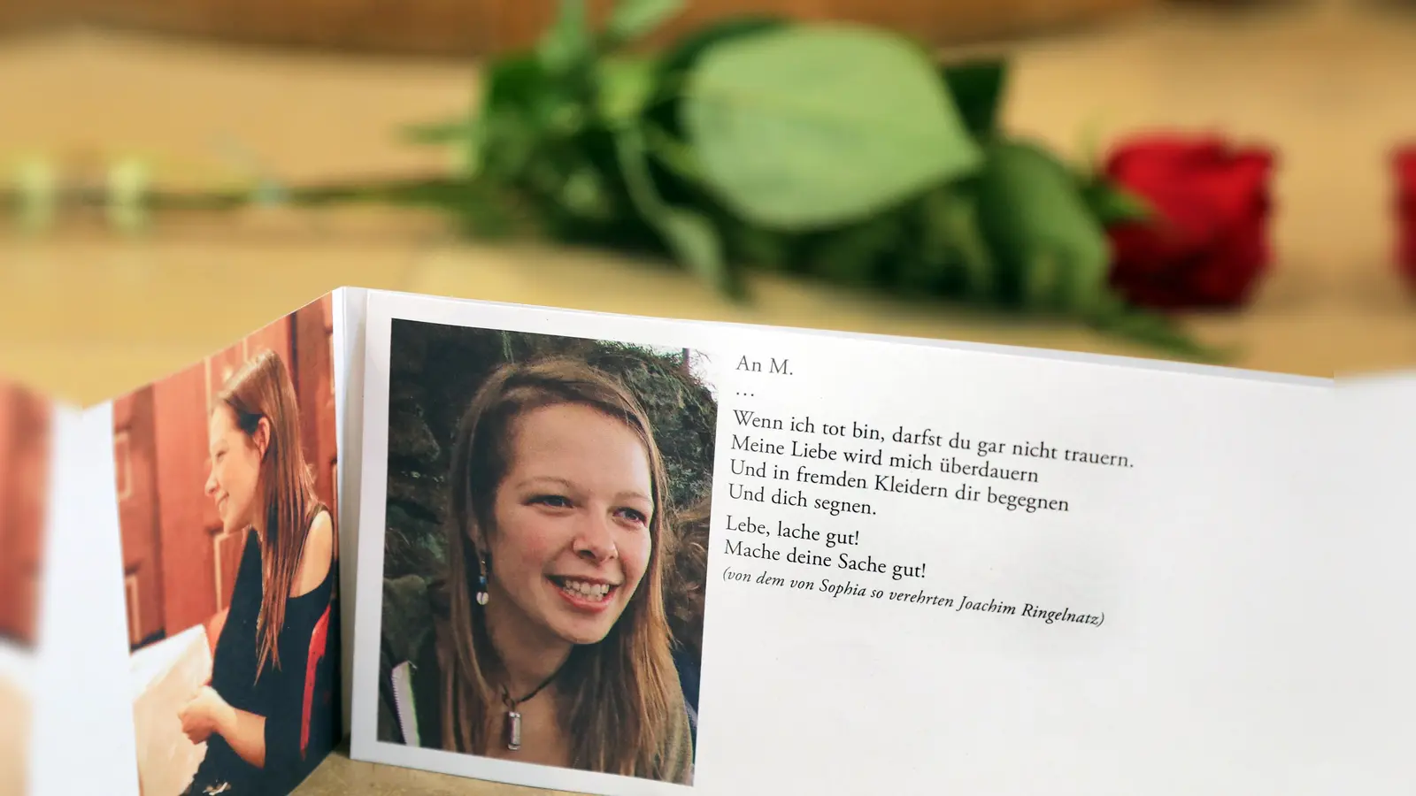 Mit Fotos und einem Ringelnatz-Gedicht hatten sich Angehörige und Freunde von Sophia Lösche im Sommer 2018 bei einer bewegenden Trauerfeier von der ermordeten Studentin verabschiedet. Wegen eines Facebook-Posts eines AfD-Abgeordneten aus Baden-Württemberg hat Sophia Lösches Bruder Andreas jetzt den Politiker angezeigt, wirft ihm vor, das Andenken an seine Schwester zu verunglimpfen.  (Archivbild: Wolfgang Steinbacher)