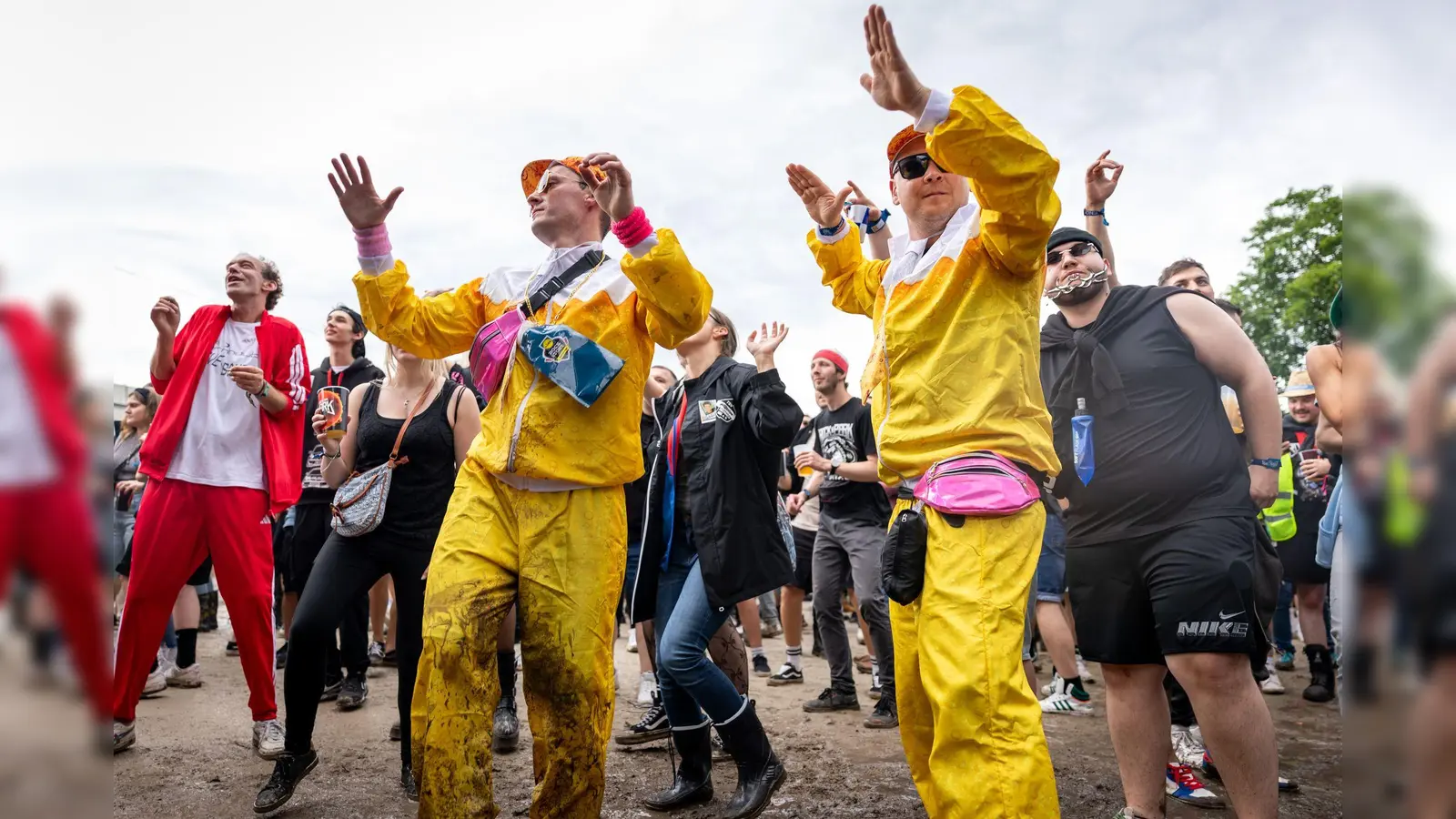 Nach dem vielen Regen tanzten viele Fans im Matsch. (Bild: Daniel Karmann/dpa)