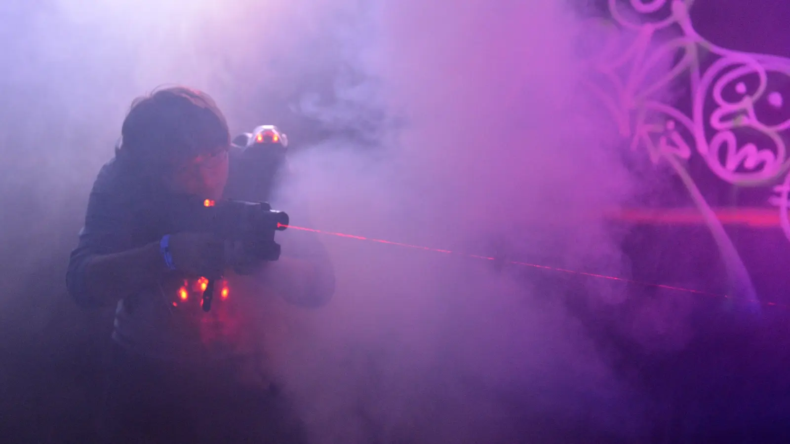 In Mitterteich wollten zwei befreundete Ehepaare im ehemaligen Lidl-Gebäude eine Lasergame-Arena betreiben. Doch daraus wird nun nichts. Beim Lasergame versuchen die Spieler, sich mit Infrarotsignalgebern gegenseitig zu treffen. Sensoren an Westen werten die Treffer aus.  (Symbolbild: Carmen Jaspersen/dpa)