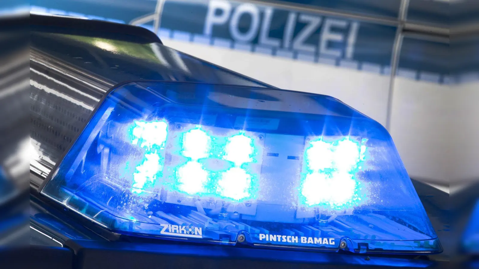 Ein 24-Jähriger fuhr am Mittwoch gegen 22.19 Uhr mit seinem Auto auf der Biberstraße in Weiden gegen ein geparktes Fahrzeug.  (Symbolbild: Friso Gentsch/dpa)