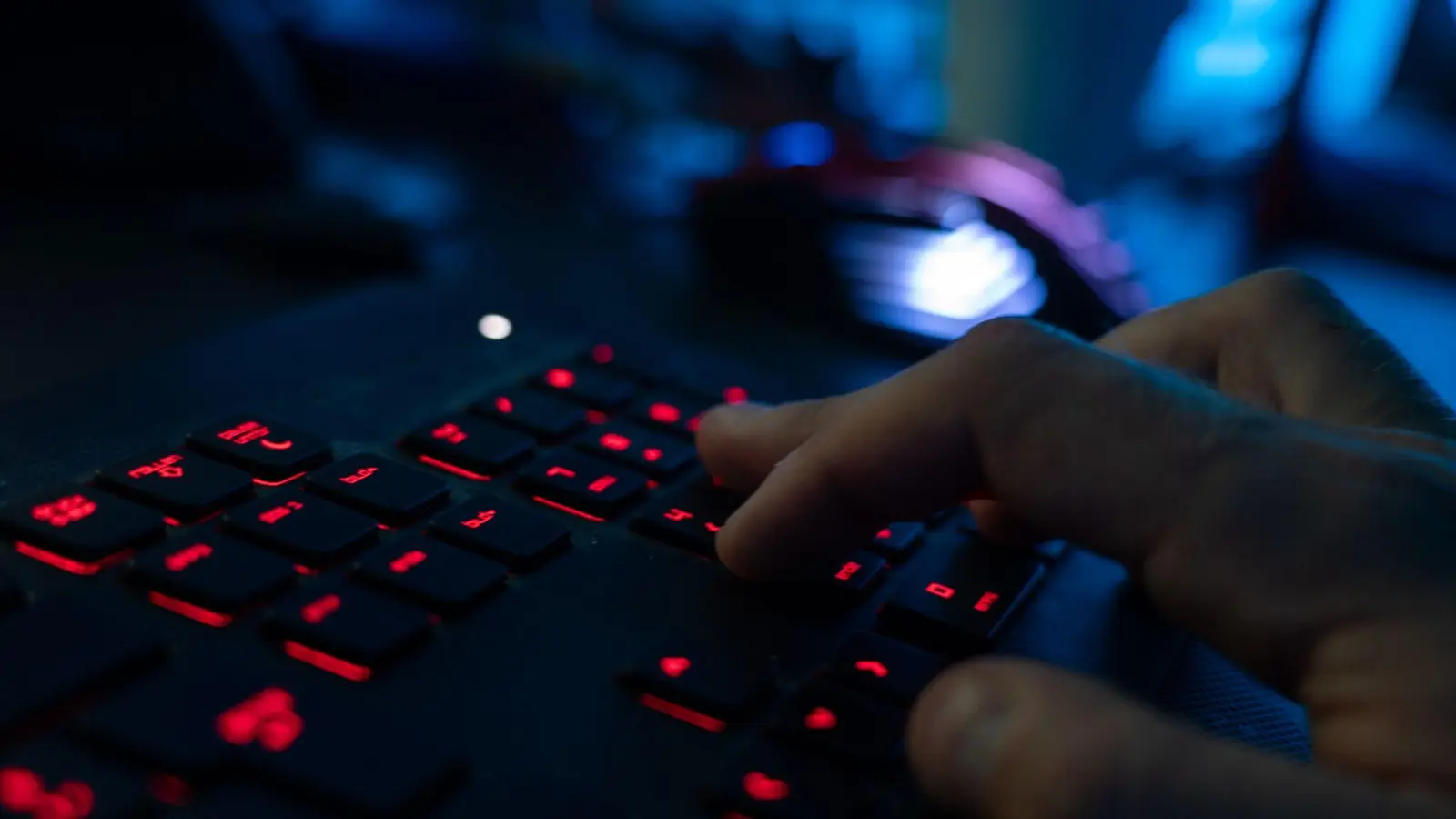 Die Zentralstelle Cybercrime ließ drei Männer in Rumänien festnehmen. (Symbolbild) (Bild: Nicolas Armer/dpa)