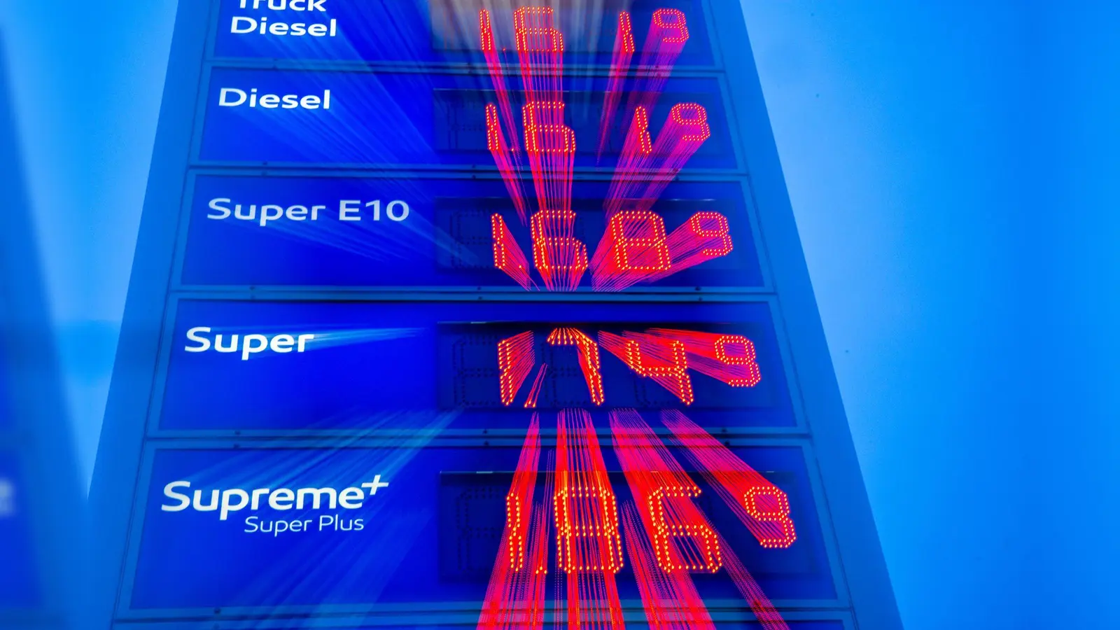 Die Spritpreise sind zum Jahreswechsel deutlich gestiegen.  (Bild: Jens Büttner/dpa)