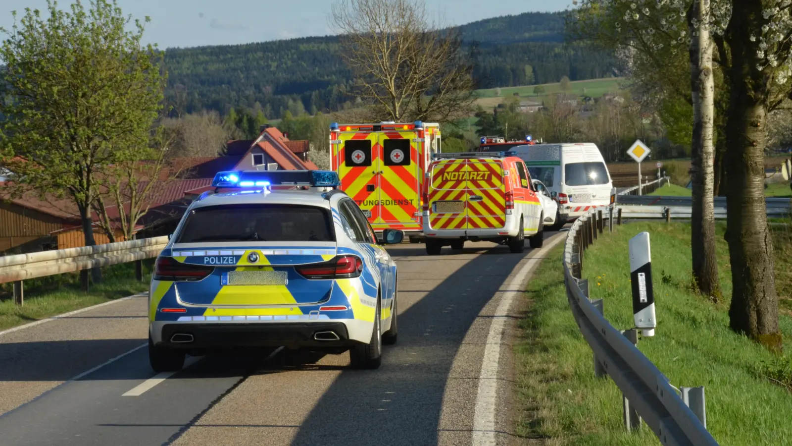 Nach einem Unfall mit drei Fahrzeugen war die Straße zwischen Burgtreswitz und Vohenstrauß am Dienstag gesperrt. (Bild: dob)