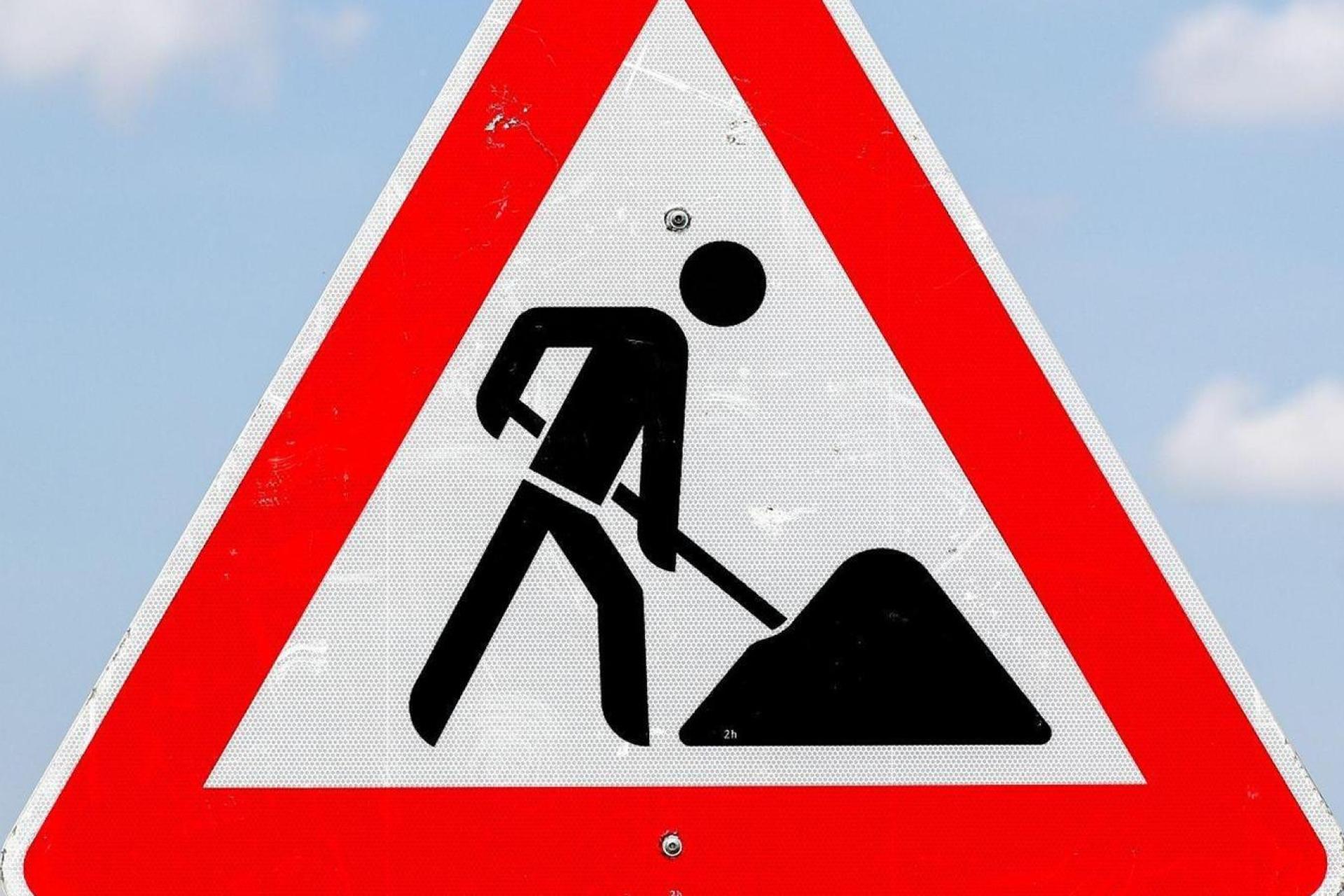 Zwischen Windischeschenbach und Neustadt/WN wird die Fahrbahndecke der A93 erneuert. Die Arbeiten beginnen am 17. November und dauern bis zum 21. November. (Symbolbild: Jan Woitas/dpa)