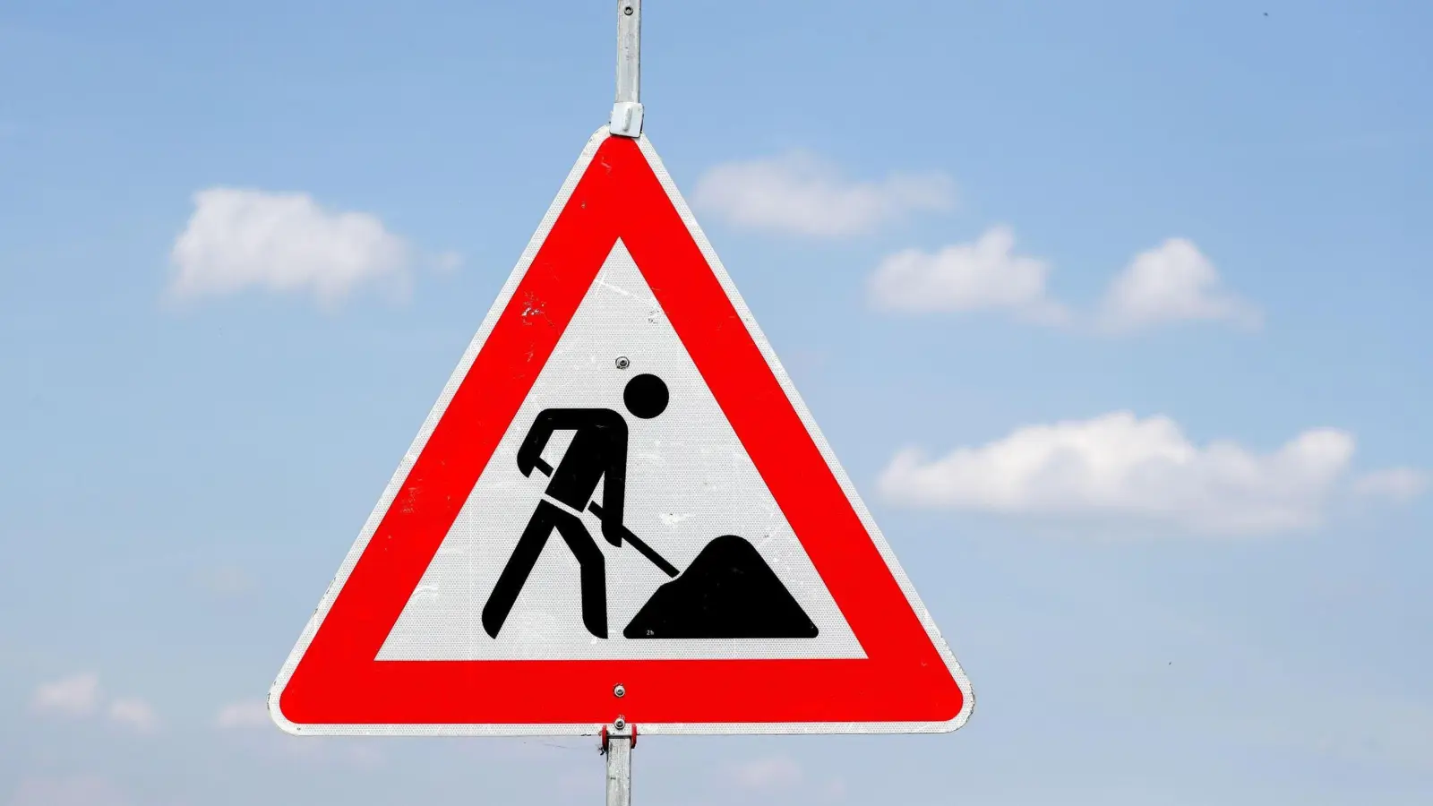 Zwischen Windischeschenbach und Neustadt/WN wird die Fahrbahndecke der A93 erneuert. Die Arbeiten beginnen am 17. November und dauern bis zum 21. November. (Symbolbild: Jan Woitas/dpa)