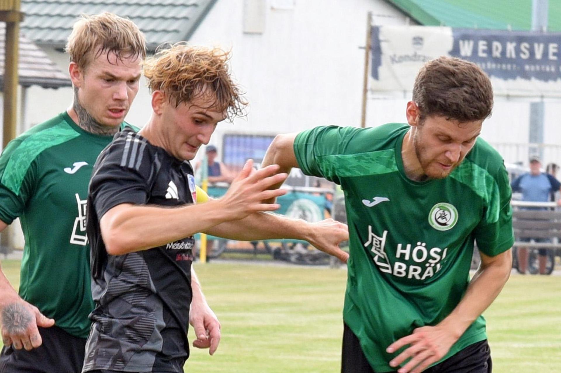 Der SV Mitterteich gastiert am Sonntag beim FSV Bayreuth. Das Bild zeigt Jakub Nedbaly (rechts) und Johannes Zintl (links) beim 4:0-Sieg gegen den FC Fichtelgebirge. (Bild: Rudi Gebert)