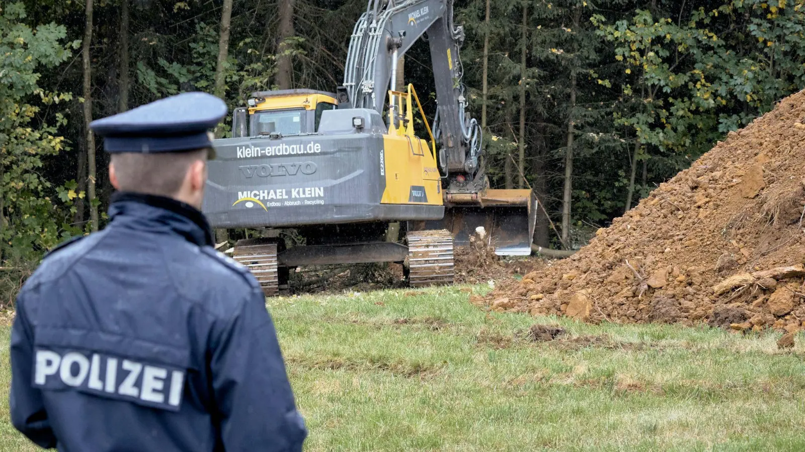In den vergangenen Tagen hatte die Polizei auf der Suche nach Hinweisen an mehreren Orten gegraben.  (Archivbild: Tizian Gerbing/dpa)