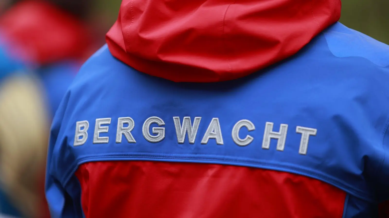 Weil sein Navi einen Ahnungslosen in Gefahr brachte, musste die Bergwacht ausrücken. (Symbolbild: Matthias Bein/dpa)