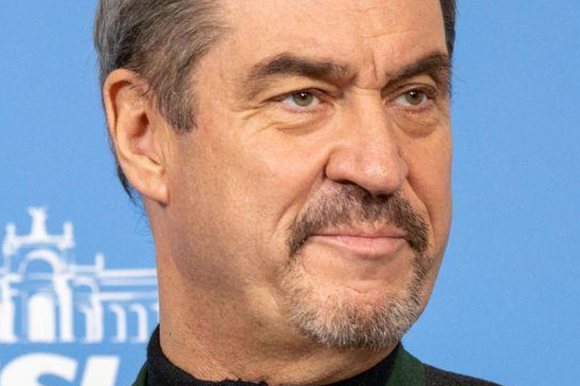 Markus Söder will die Hymnenpflicht bei Schulabschlüssen. (Bild: Pia Bayer/dpa)