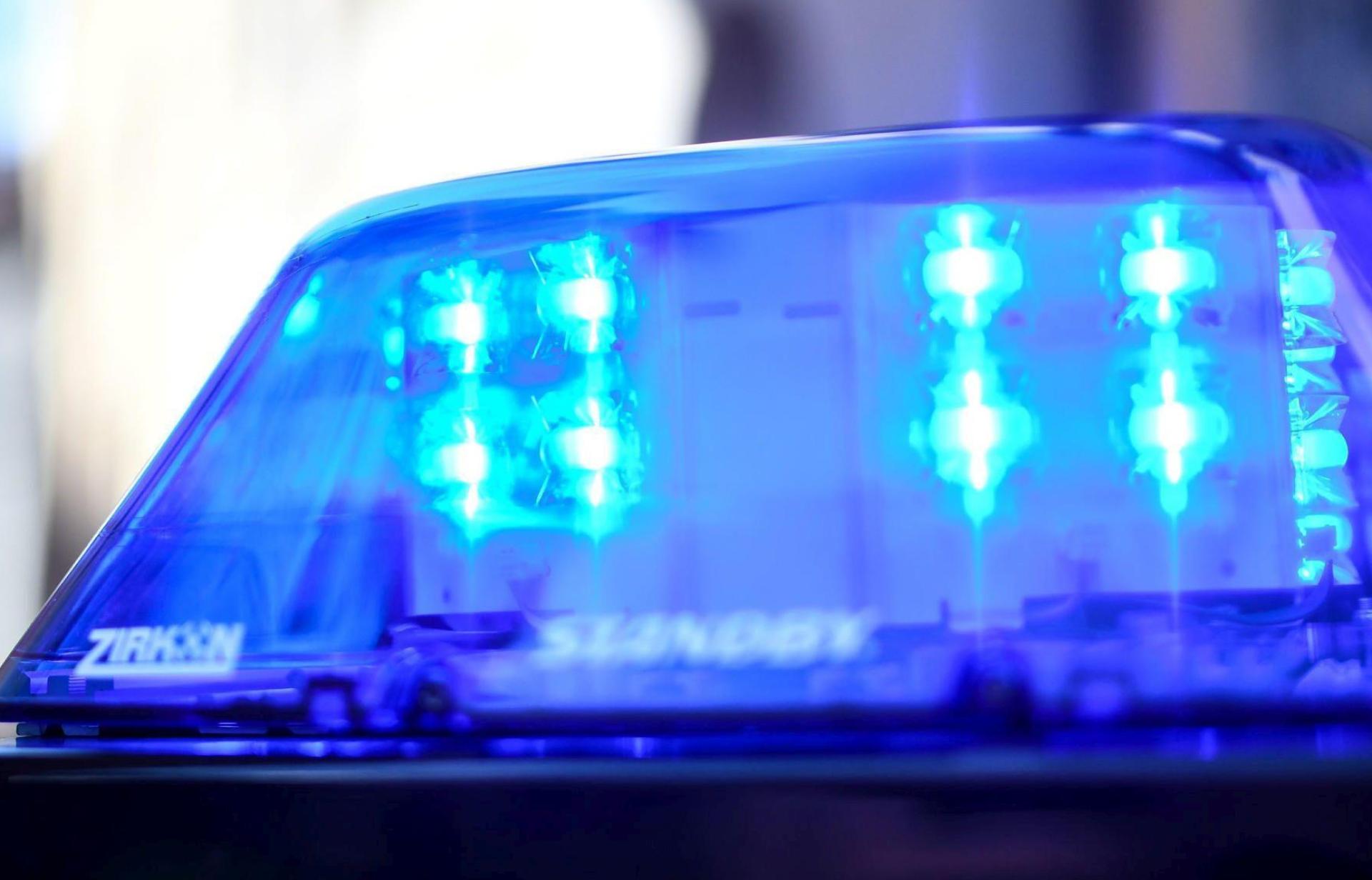 Die Weidener Polizei ist auf der Suche nach zwei Unfallflüchtigen. (Symbolbild: Patrick Seeger/dpa)