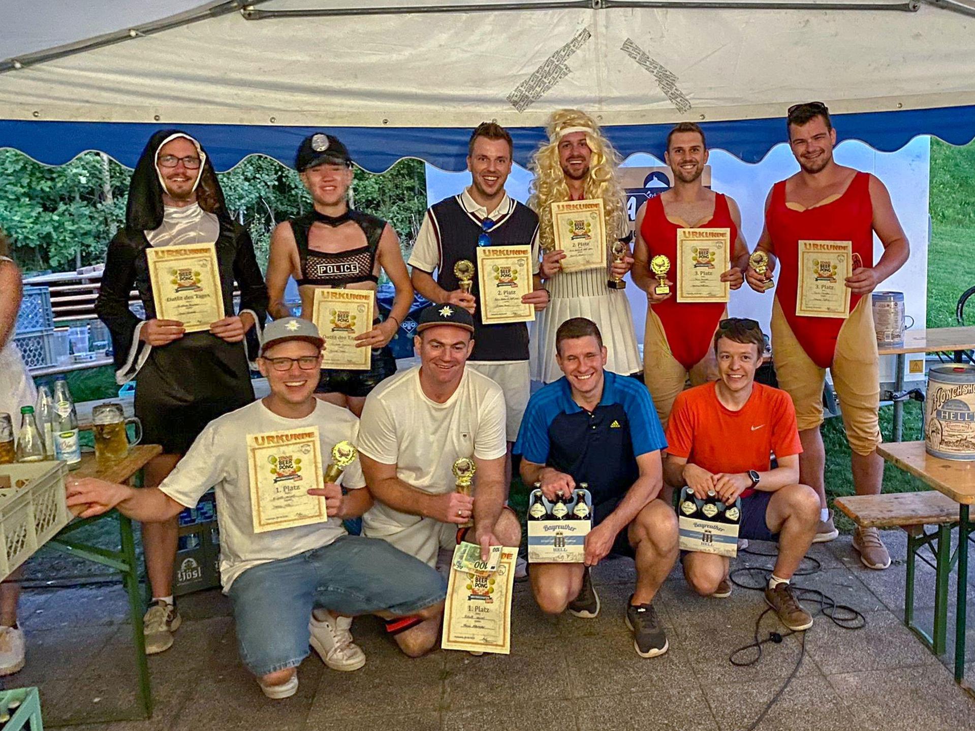 Die Sieger der Parksteiner Tennis-Beer-Pong-Meisterschaft haben gut lachen. (Bild: Michael Uschold/exb)