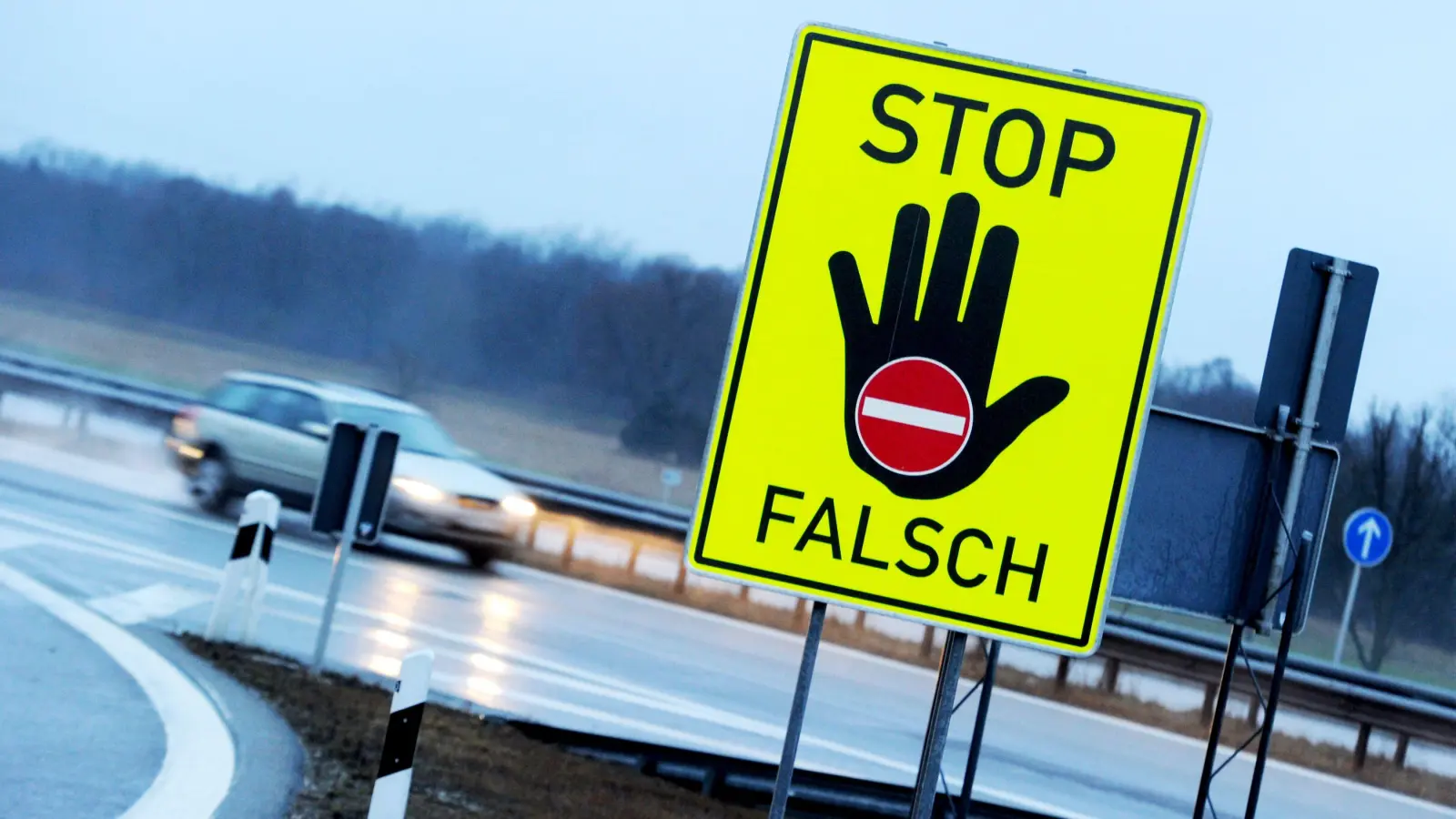 Ein 84-Jähriger begab sich in der Nacht zum Donnerstag auf eine gefährliche Irrfahrt auf der A 93.  (Symbolbild: Tobias Hase/dpa)