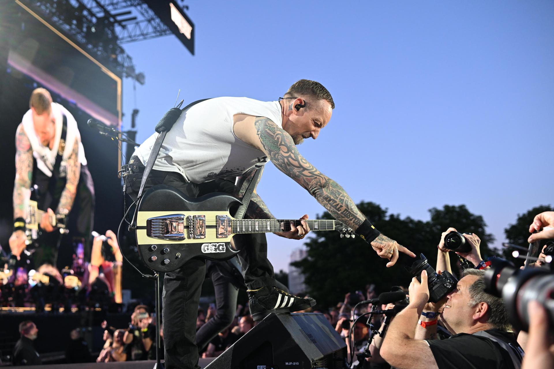 Volbeat-Sänger Michael Poulsen scherzt mit den Fotografen. (Bild: Tobias Schwarzmeier)