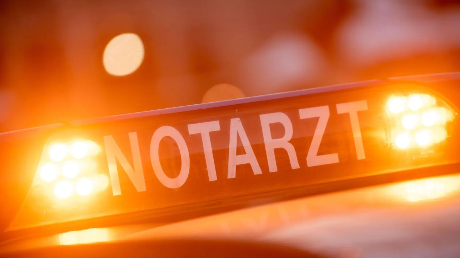 Etliche Einsatzkräfte waren vor Ort.  (Symbolbild: Lino Mirgeler/dpa)
