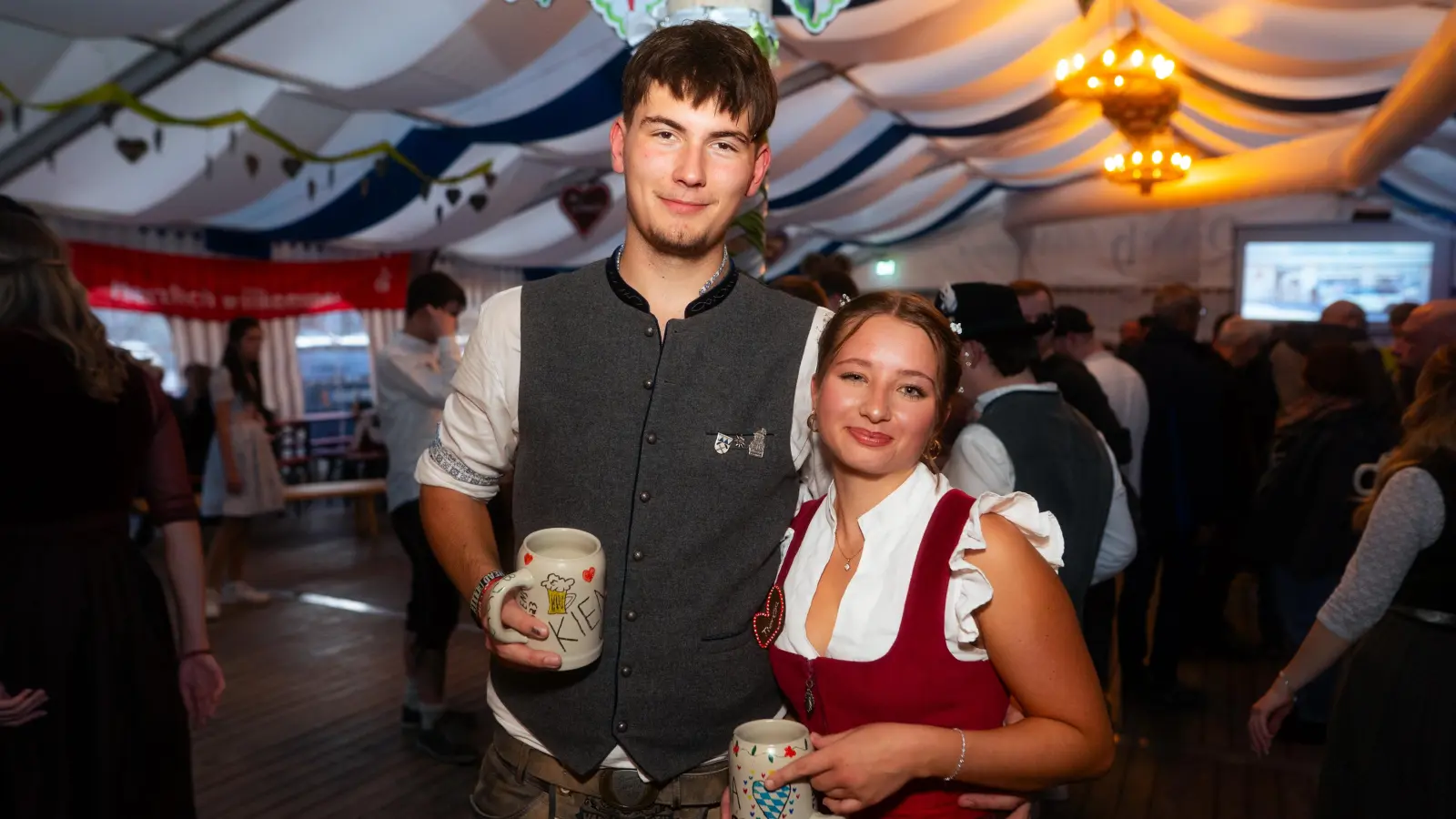 Auch am Sonntag habt ihr auf der Kirwa in Weiherhammer gefeiert. (Bild: Hannes Stock)