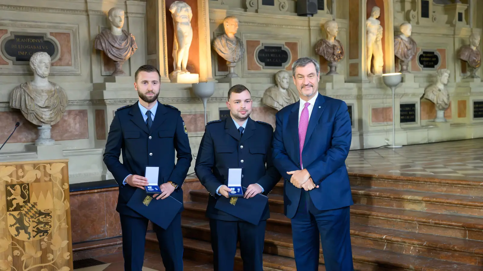 Christian Ach und Johannes Weigandt (von links) haben von Ministerpräsident Markus Söder Bayerische Rettungsmedaille erhalten. (Bild: Joerg Koch/Bayerische Staatskanzlei)
