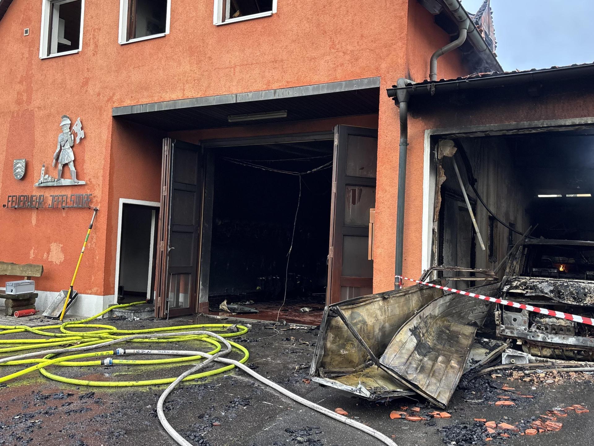 Das Iffelsdorfer Feuerwehrhaus ist nach einem Brand ein Totalschaden, schätzt die Polizei vor Ort am Donnerstag. (Bild: sbö)