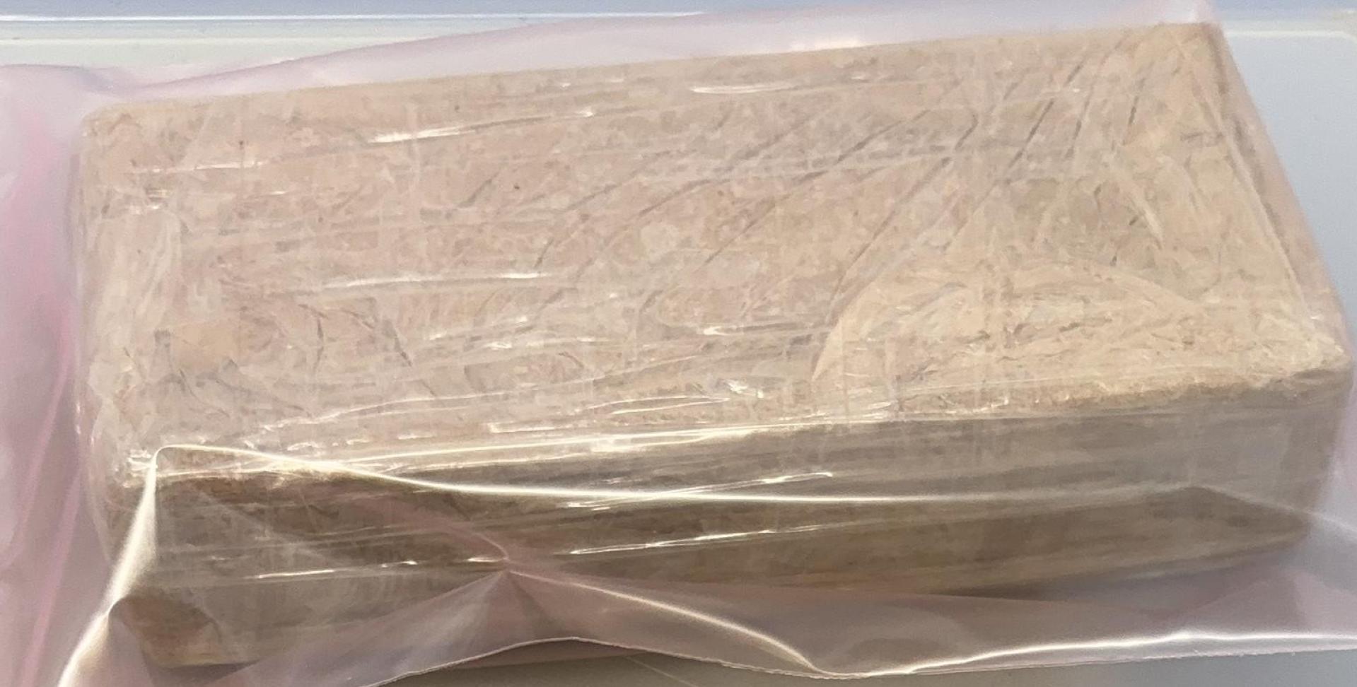 Die Kriminalpolizei Regensburg hat in Regensburg ein Drogenversteck ausgehoben und über 3 Kilogramm Heroin sichergestellt. Im Bild einer der sichergestellten Heroin-Blöcke. (Bild: Polizeipräsidium Oberpfalz)