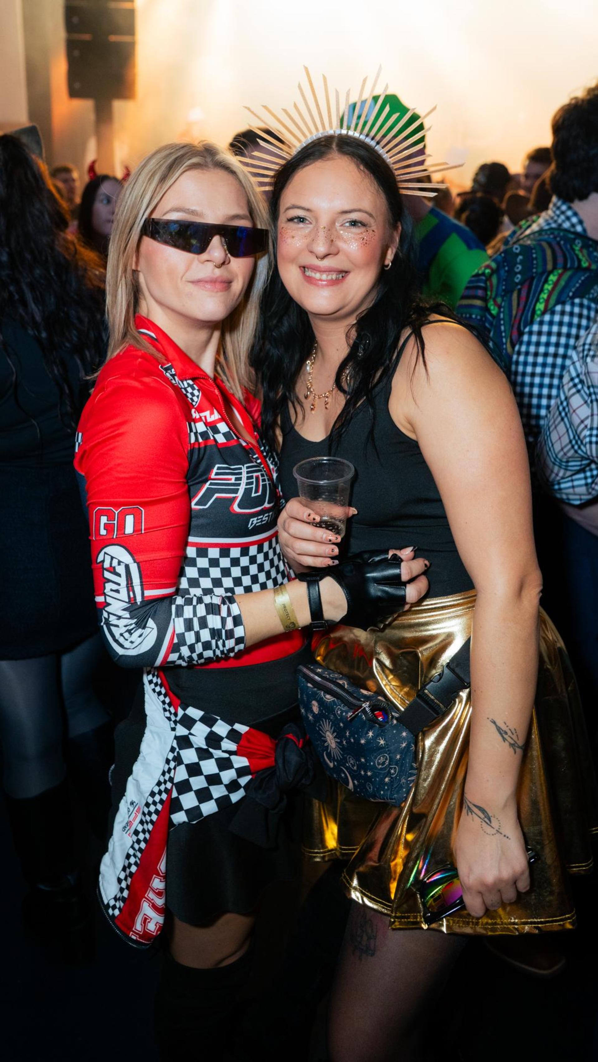 Am Sportlerball in Schirmitz gings mit Vollgas weiter im Faschingstreiben.  (Bild: Hannes Stock)