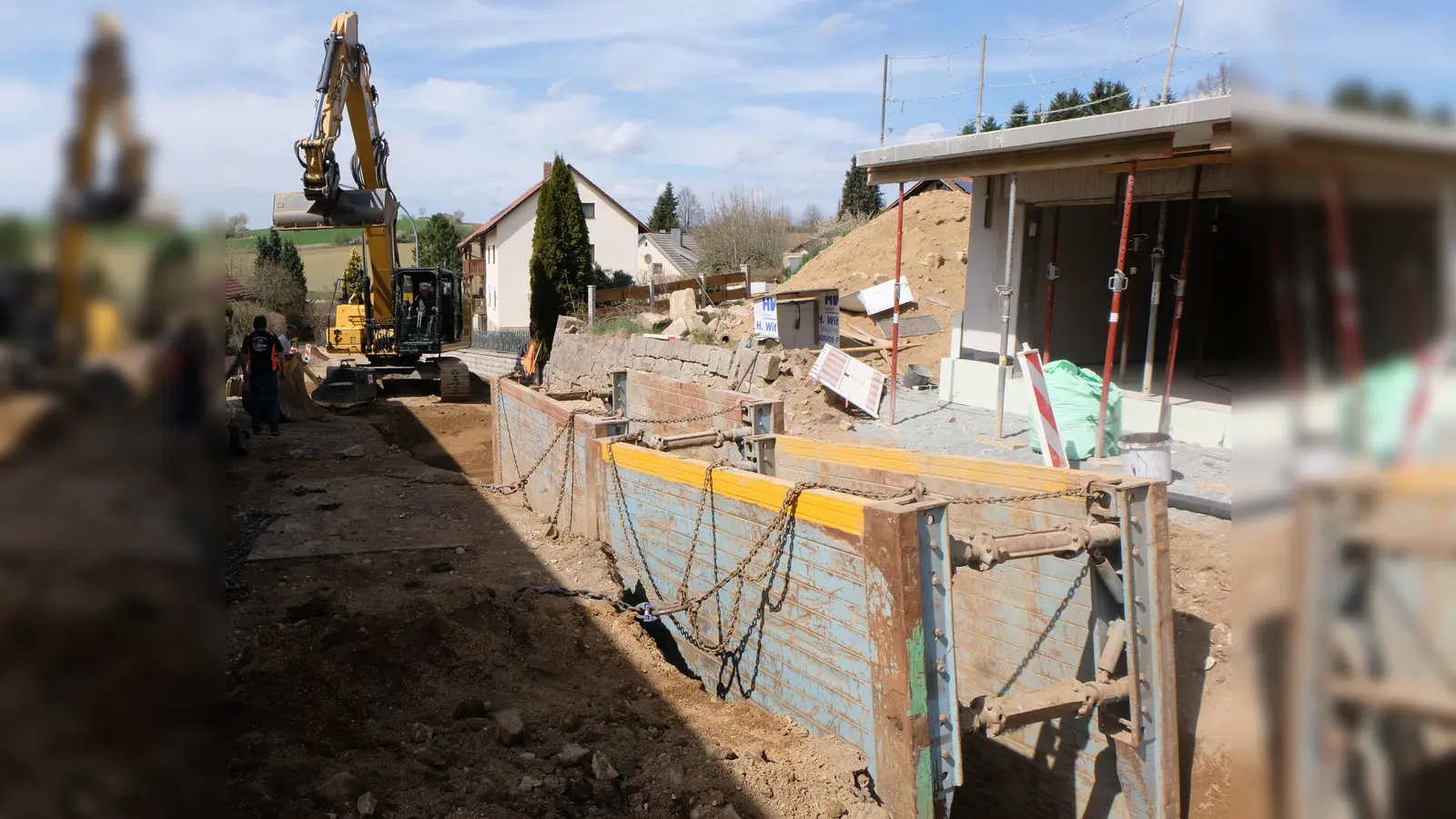Etwas zäh gehen die Bauarbeiten für die Erneuerung der Kanalleitung und der Sanierung der Hauptwasserleitung in der Püchersreuther Straße voran. Ursache ist das Felsvorkommen auf diesem Streckenabschnitt. (Bild: Fred Lehner)
